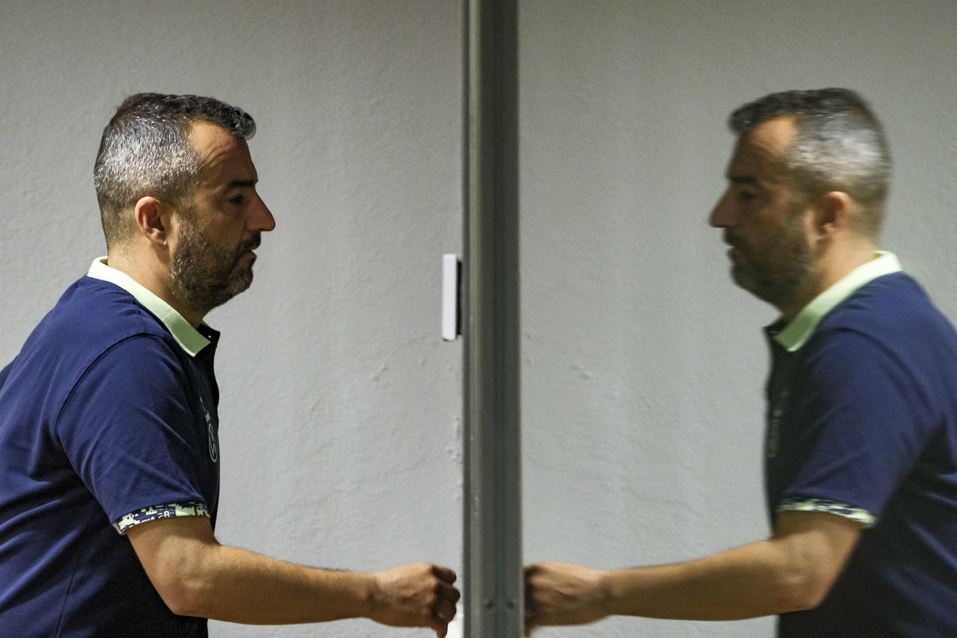 El entrenador de la UD Las Palmas, Diego Martínez, tras la rueda de prensa, en la que ha analizado el choque que enfrenta a su equipo contra el Atlético de Madrid, este sábado en el Estadio de Gran Canaria. EFE/ Angel Medina G.