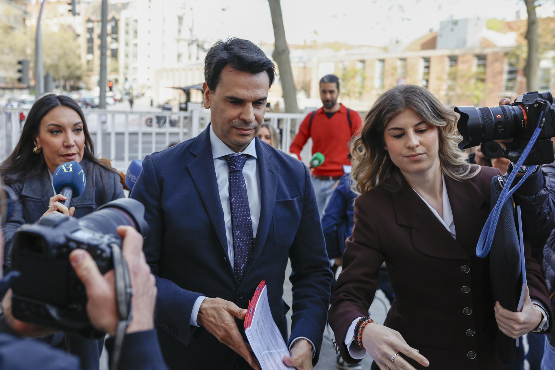 Alberto González Amador, pareja de Isabel Díaz Ayuso, acude este jueves de nuevo al juzgado para declarar por otra trama de la investigación, la que trata de dilucidar si incurrió en posible corrupción en los negocios en su relación empresarial con Quirón Prevención. EFE/ Rodrigo Jiméez