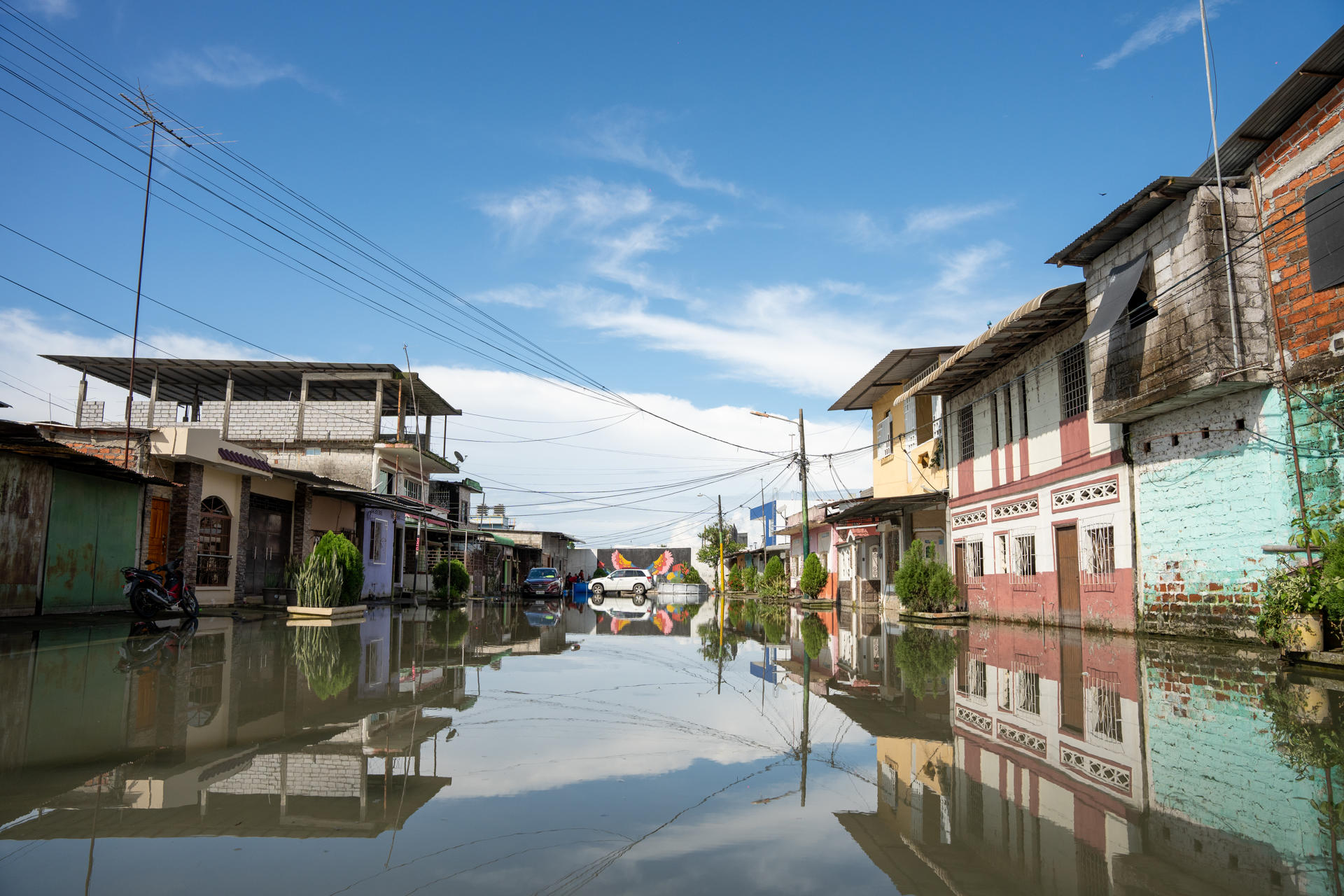 Fotografía de archivo, tomada el pasado 4 de marzo, de una calle inundada en Jujan, provincia del Guayas (Ecuador). EFE/Mauricio Torres