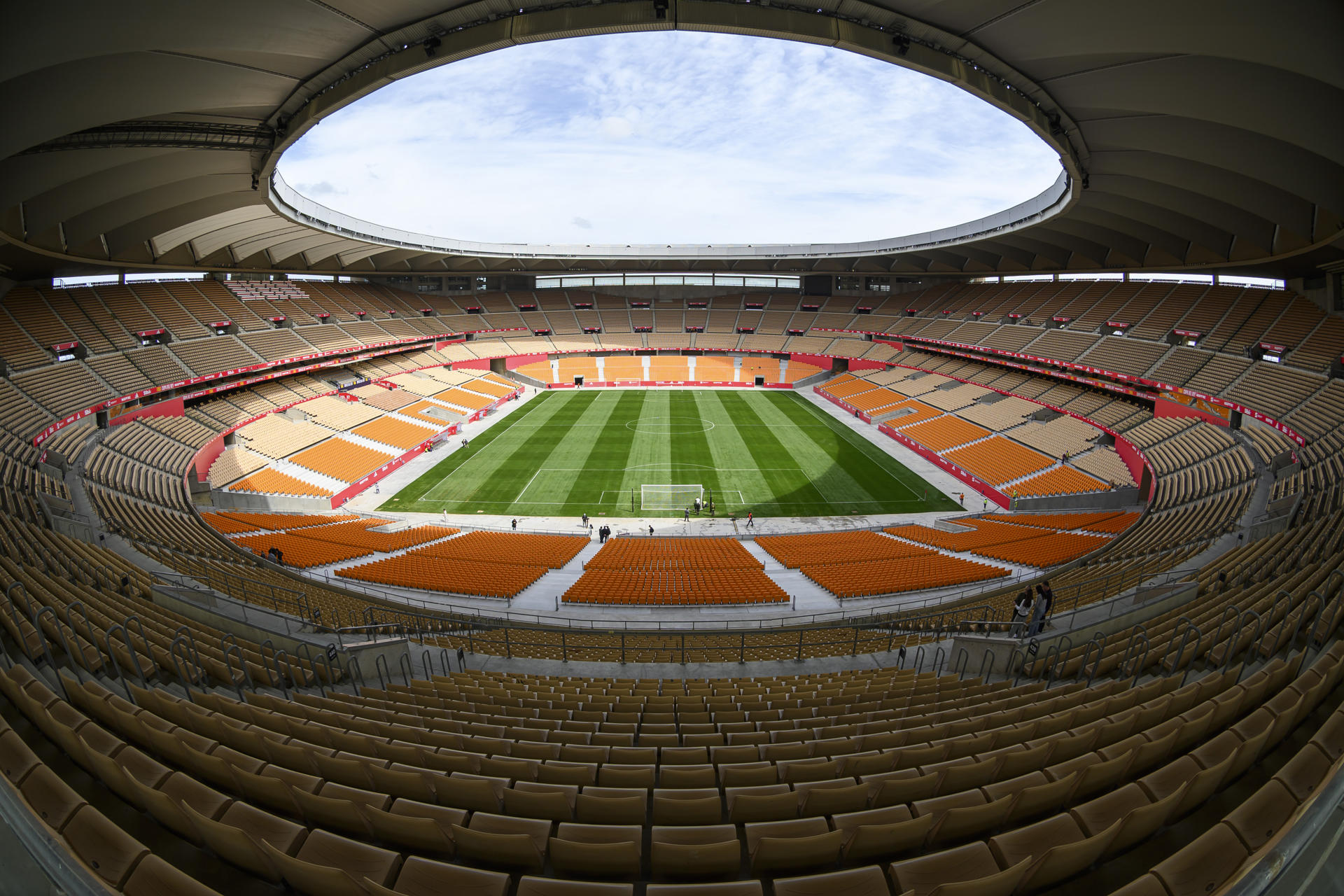 Vista general del estadio La Cartuja de Sevilla, donde se disputará la final de la Copa del Rey entre el Barcelona y el Real Madrid, el próximo sábado 26 de abril. EFE/ Raúl Caro.