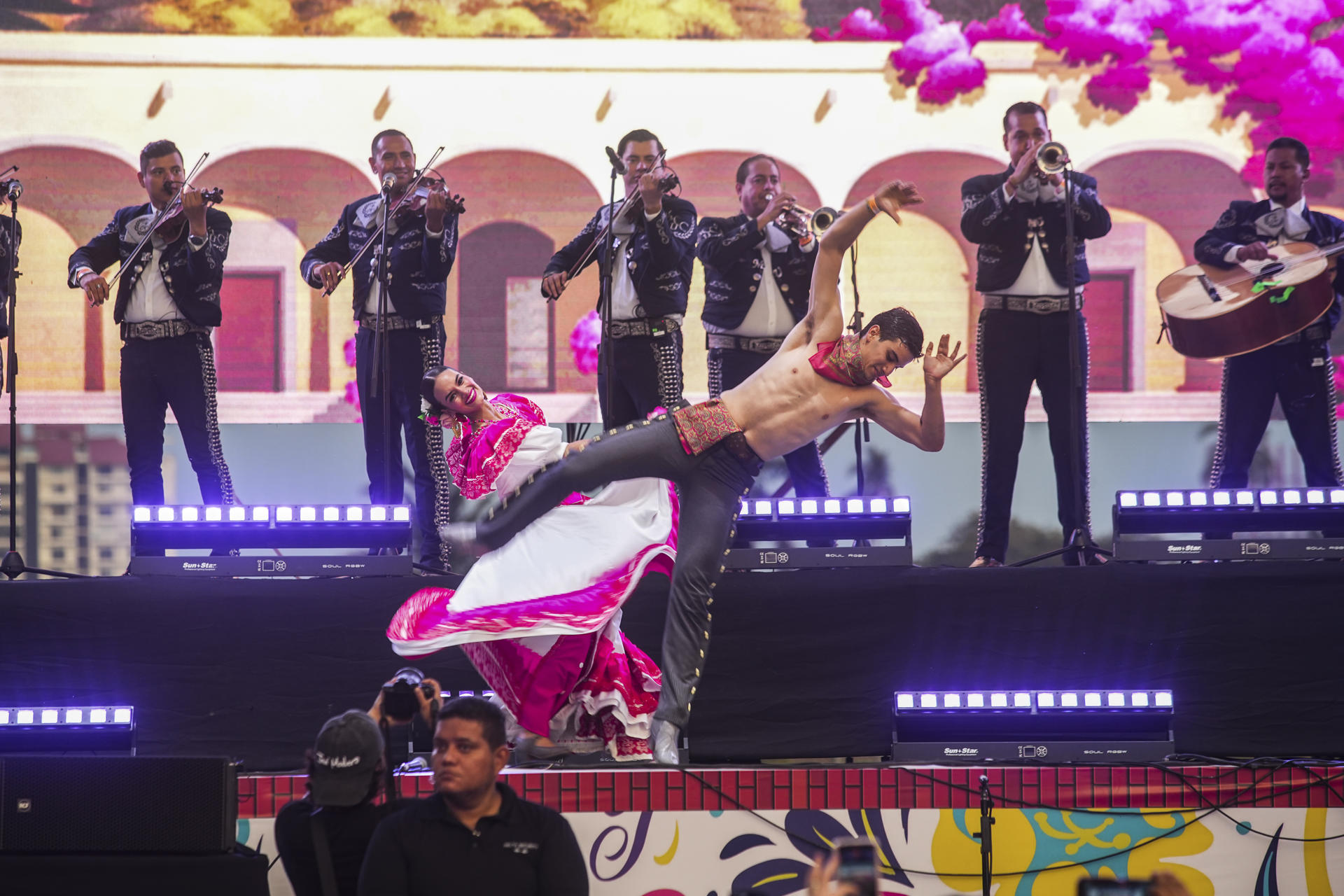 Bailarines y músicos participan en la inauguración de la primera Cumbre del Mariachi de México este jueves, en Acapulco (México). EFE/ David Guzmán