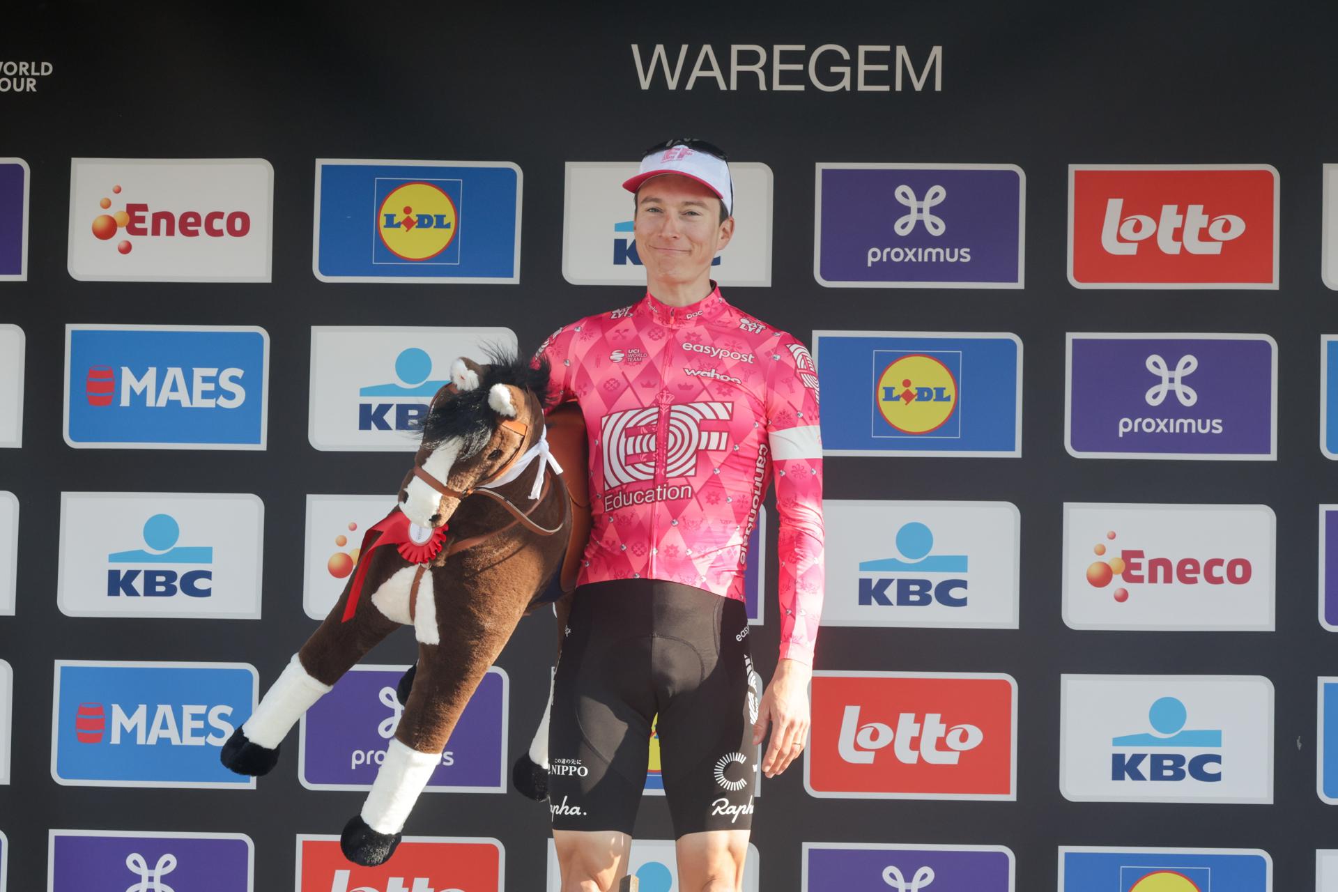El estadounidense Neilson Powless (EF Education) celebra la victoria en la 79ª edición de la clásica belga A Través de Flandes disputada entre Roeselare y Waregem sobre 184,2 kilómetros. EFE/EPA/OLIVIER MATTHYS
