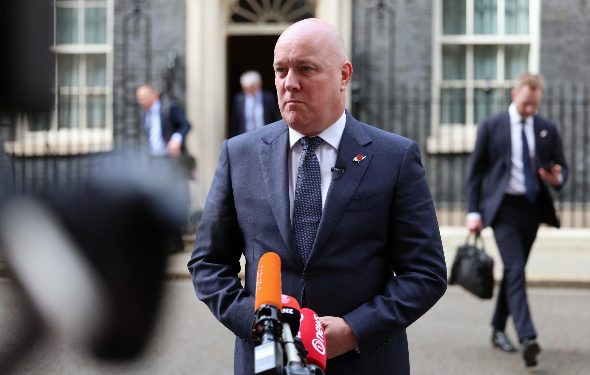 Fotografía de archivo, tomada el 22/04/2025, que muestra al primer ministro de Nueva Zelanda, Christopher Luxon, hablando con periodistas en Londres, (Nueva Zelanda, Reino Unido, Londres) EFE/EPA/ANDY RAIN