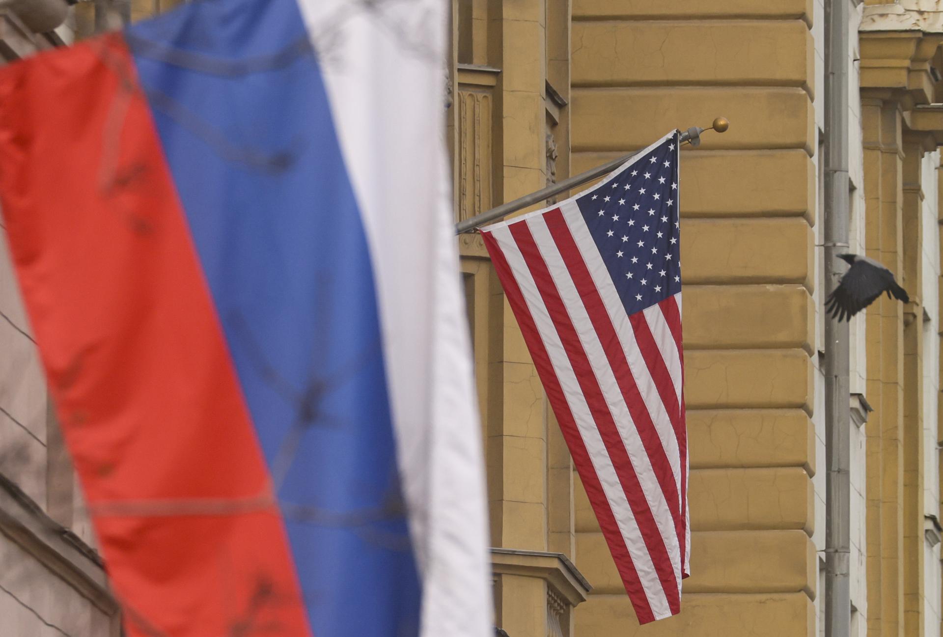 Fotografía de archivo en donde se ven las banderas de Rusia y EE.UU. EFE/SERGEI ILNITSKY