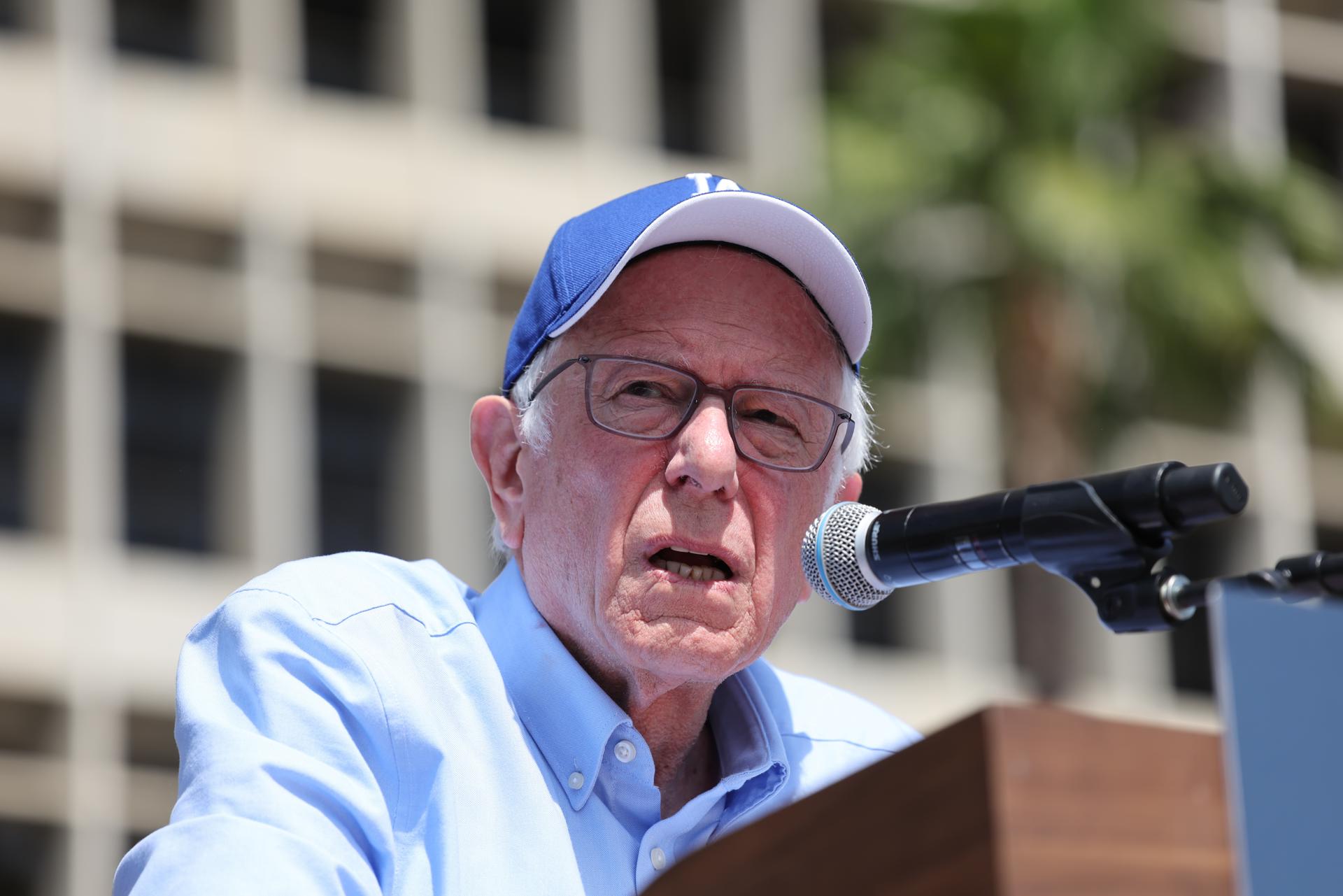 El senador estadounidense Bernie Sanders habla durante el mitin de la 'Gira contra la Oligarquía' en Grand Park en Los Ángeles, California, EE.UU., el 12 de abril de 2025. EFE/DAVID SWANSON