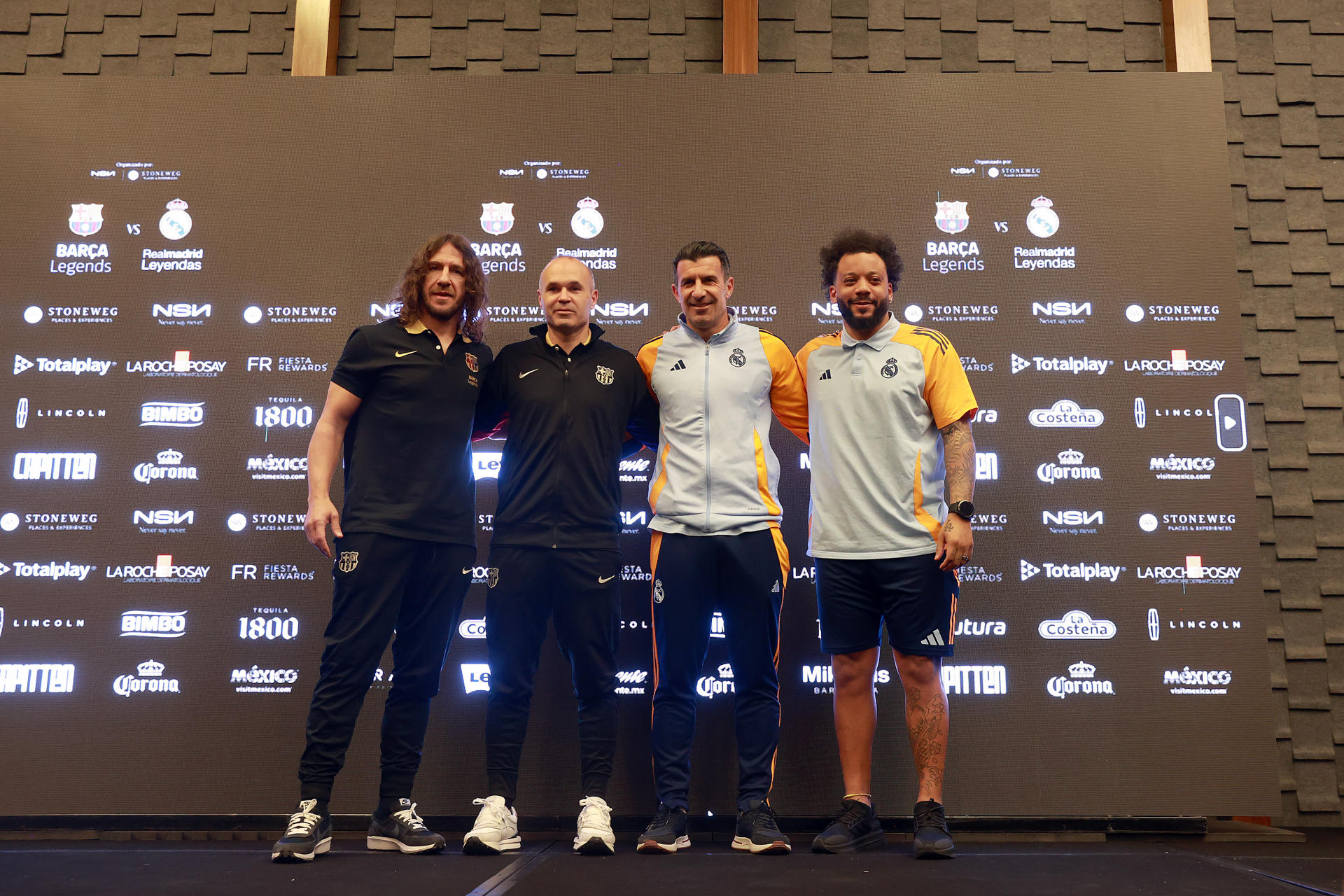 De izquierda a derecha, los exfutbolistas españoles Carles Puyol y Andrés Iniesta, el portugués Luis Figo y el brasileño Marcelo, participan en una conferencia de prensa este sábado, previo al juego leyendas del Barça y Real Madrid en Ciudad de México (México). EFE/Alex Cruz