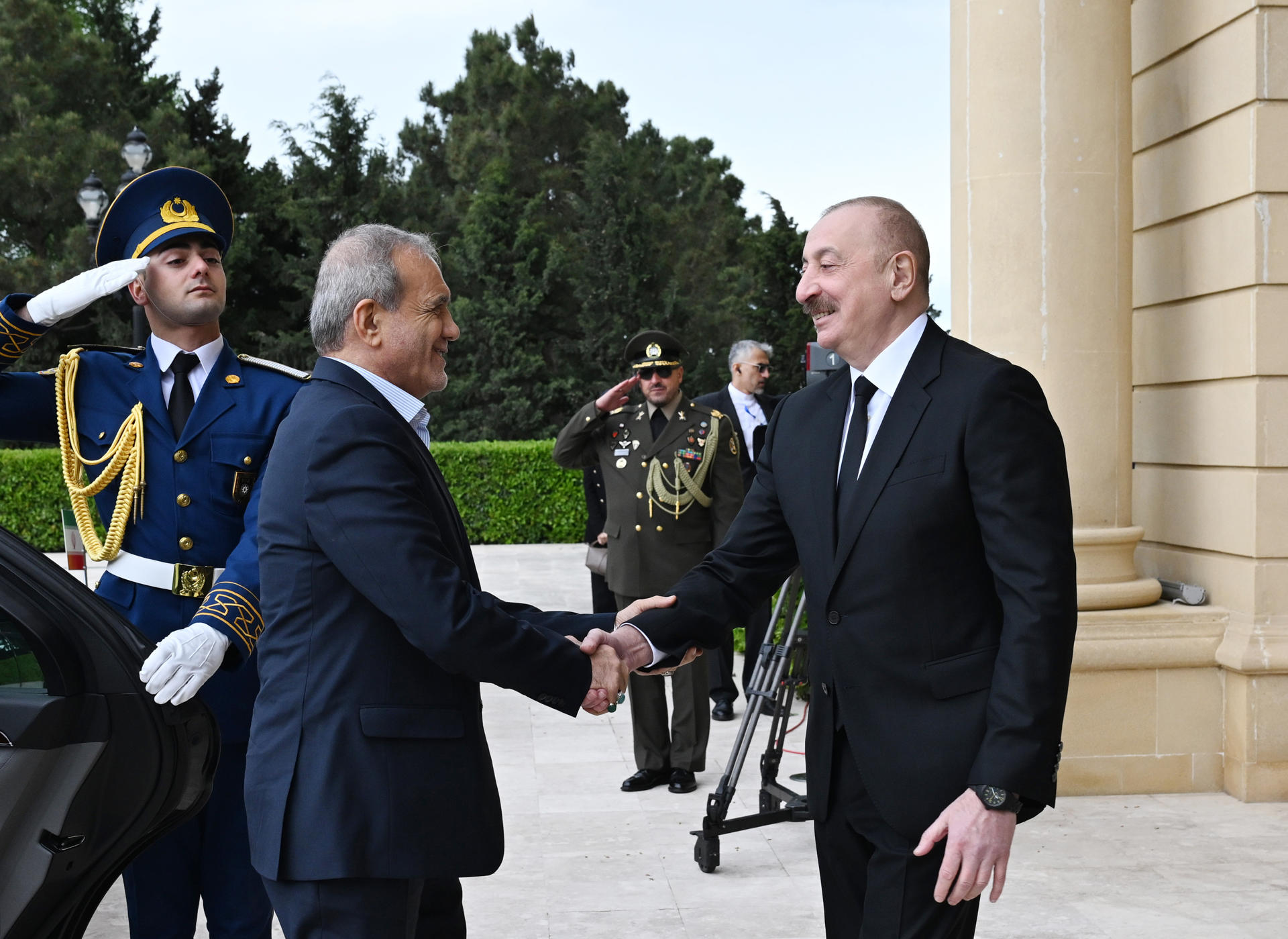 - El presidente de Irán, Masud Pezeshkian (i), saluda al presidente de Azerbaiyán, Ilham Aliyev (d), en Bakú, este lunes. EFE/ Azertag SOLO USO EDITORIAL/SOLO DISPONIBLE PARA ILUSTRAR LA NOTICIA QUE ACOMPAÑA (CRÉDITO OBLIGATORIO)