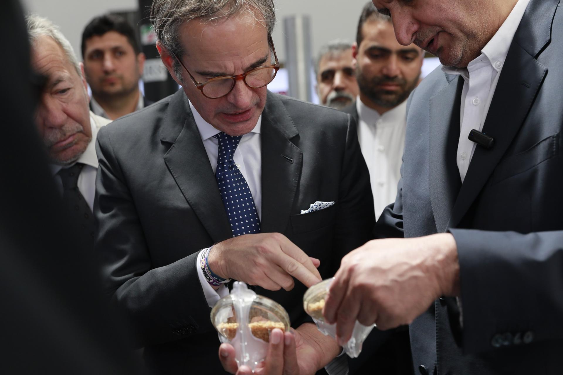 - Una foto distribuida por la oficina de la Organización Atómica de Irán (AEOI) muestra al Director General de la Agencia Internacional de Energía Atómica (AIEA), Rafael Grossi (I), y al jefe de la Organización de Energía Atómica de Irán (AEOI), Mohammad Eslami (D), visitando una exposición sobre los logros nucleares de Irán en Teherán, Irán, el 17 de abril de 2025. Grossi está en Teherán para reunirse con funcionarios iraníes tras las conversaciones nucleares entre Irán y Estados Unidos. (Teherán) EFE/EPA/ORGANIZACIÓN ATÓMICA DE IRÁN FOTO DE MANO MANIPULADA USO EDITORIAL SOLAMENTE/SIN VENTAS