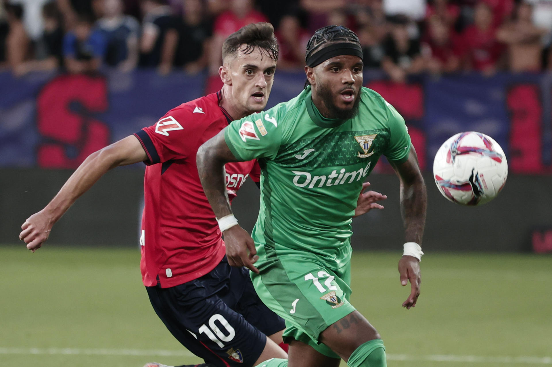 El defensa del Leganés Valentin Rosier (d) pelea un balon con el centrocampista del Osasuna Aimar Oroz durante el partido de la primera vuelta entre el Osasuna y el Leganés. EFE/ Jesús Diges