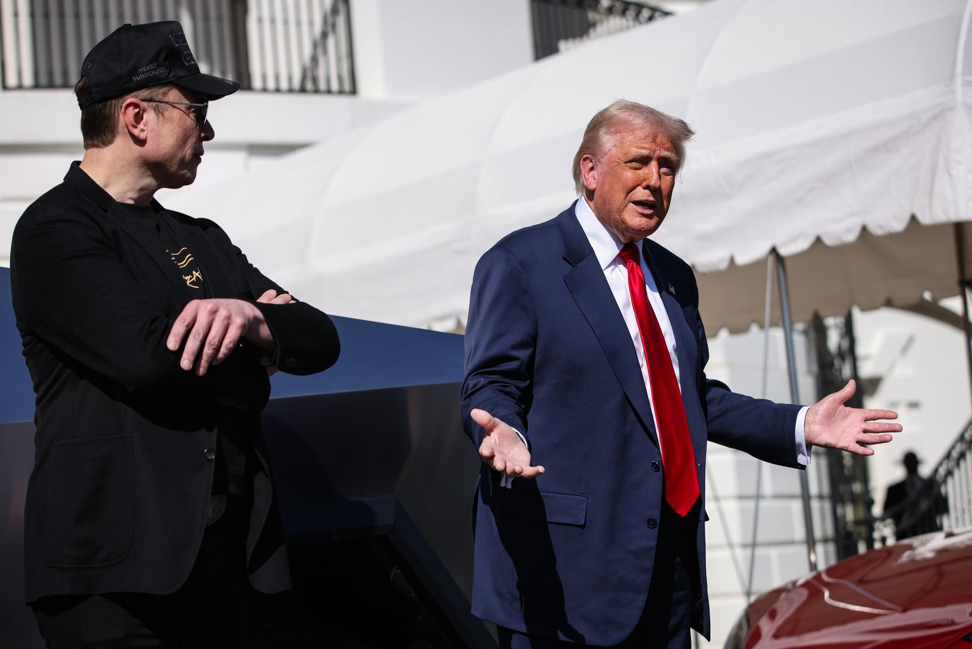 Imagen de archivo del millonario empresario Elon Musk (izq.) junto al presidente de EE.UU., Donald Trump. EFE/EPA/SAMUEL CORUM / POOL