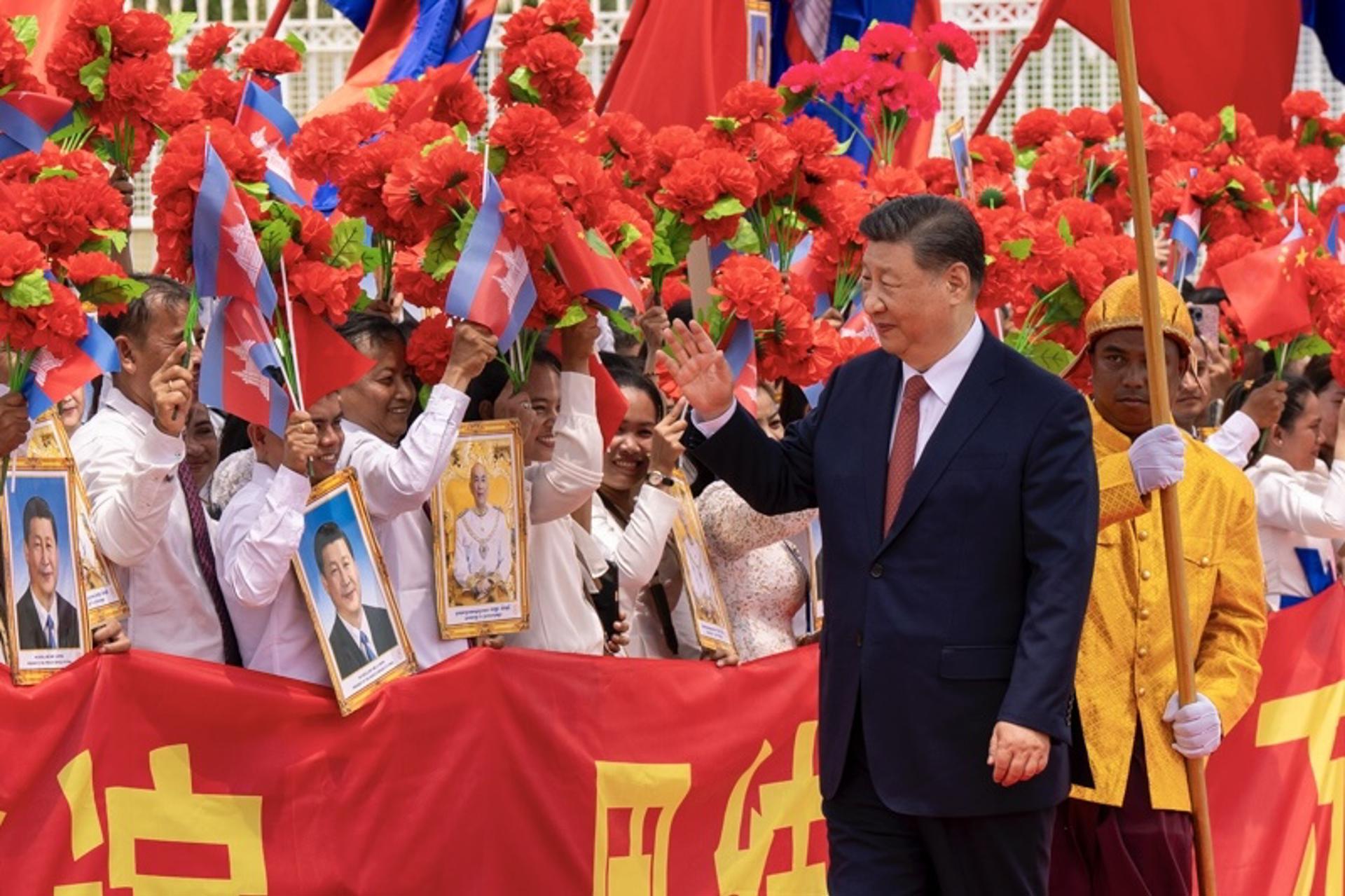 PHNOM PENH (Cambodia), 18/04/2025.- A handout photo made available by Agence Kampuchea Press (AKP) shows Chinese President Xi Jinping (C) waving to attendees during his departure from the Phnom Penh International Airport in Phnom Penh, Cambodia, 18 April 2025. Xi was in Cambodia for a two-day state visit from 17 to 18 April 2025. (Camboya) EFE/EPA/Agency Kampuchea Press (AKP) / HANDOUT HANDOUT EDITORIAL USE ONLY/NO SALES
