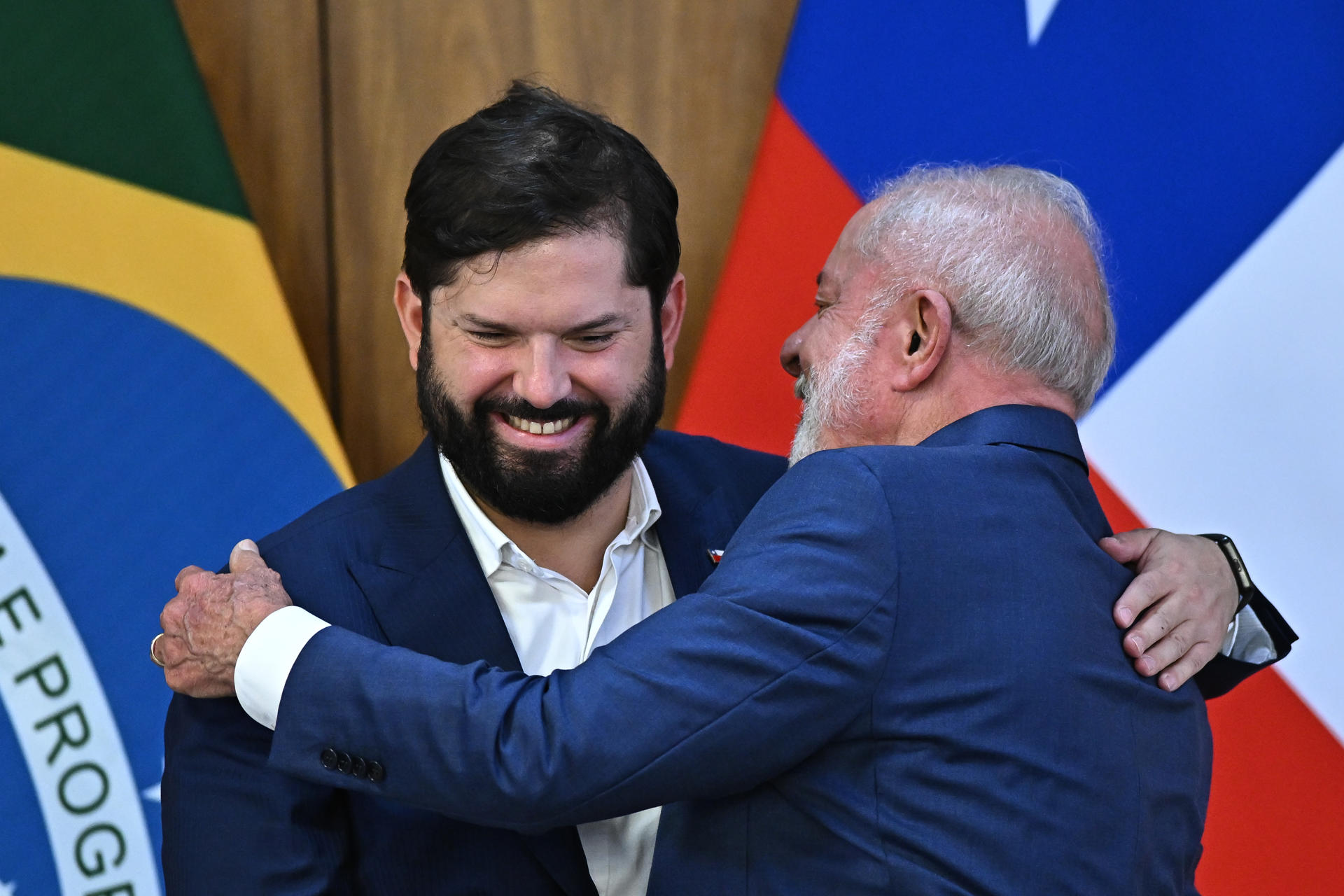 El presidente de Chile, Gabriel Boric (i), abraza a su homólogo de Brasil, Luiz Inácio Lula da Silva, durante la firma de acuerdos y una declaración conjunta a la prensa este martes, en el Palácio del Planalto en Brasilia (Brasil). EFE/Andre Borges