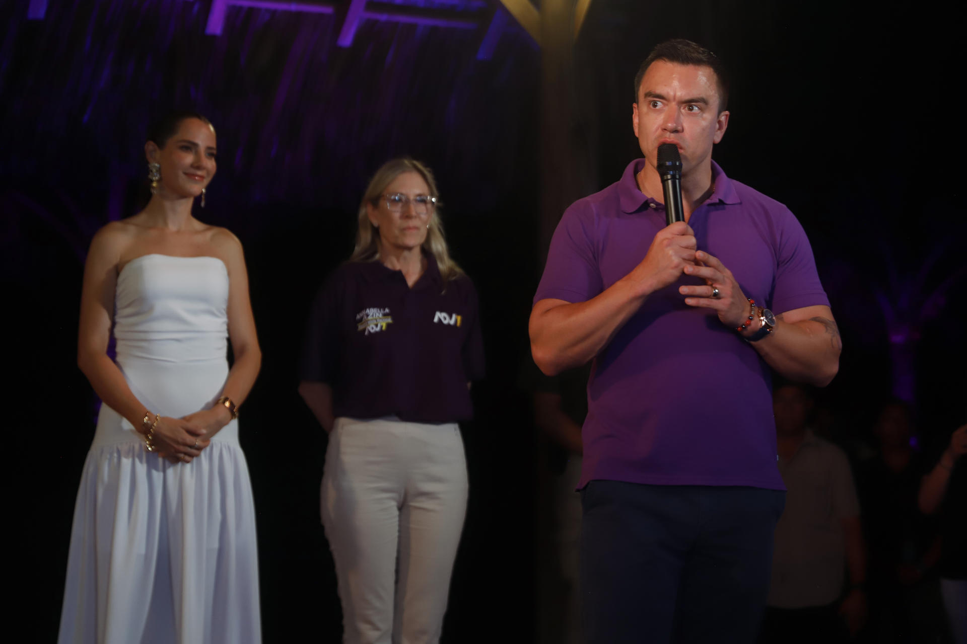 El presidente de Ecuador , Daniel Noboa (d), habla junto a su esposa, Lavinia Valbonesi (i), y su madre, Annabella Azín Arce, luego de conocer los resultados electorales este domingo, en Olón (Ecuador). EFE/ Carlos Durán Araújo