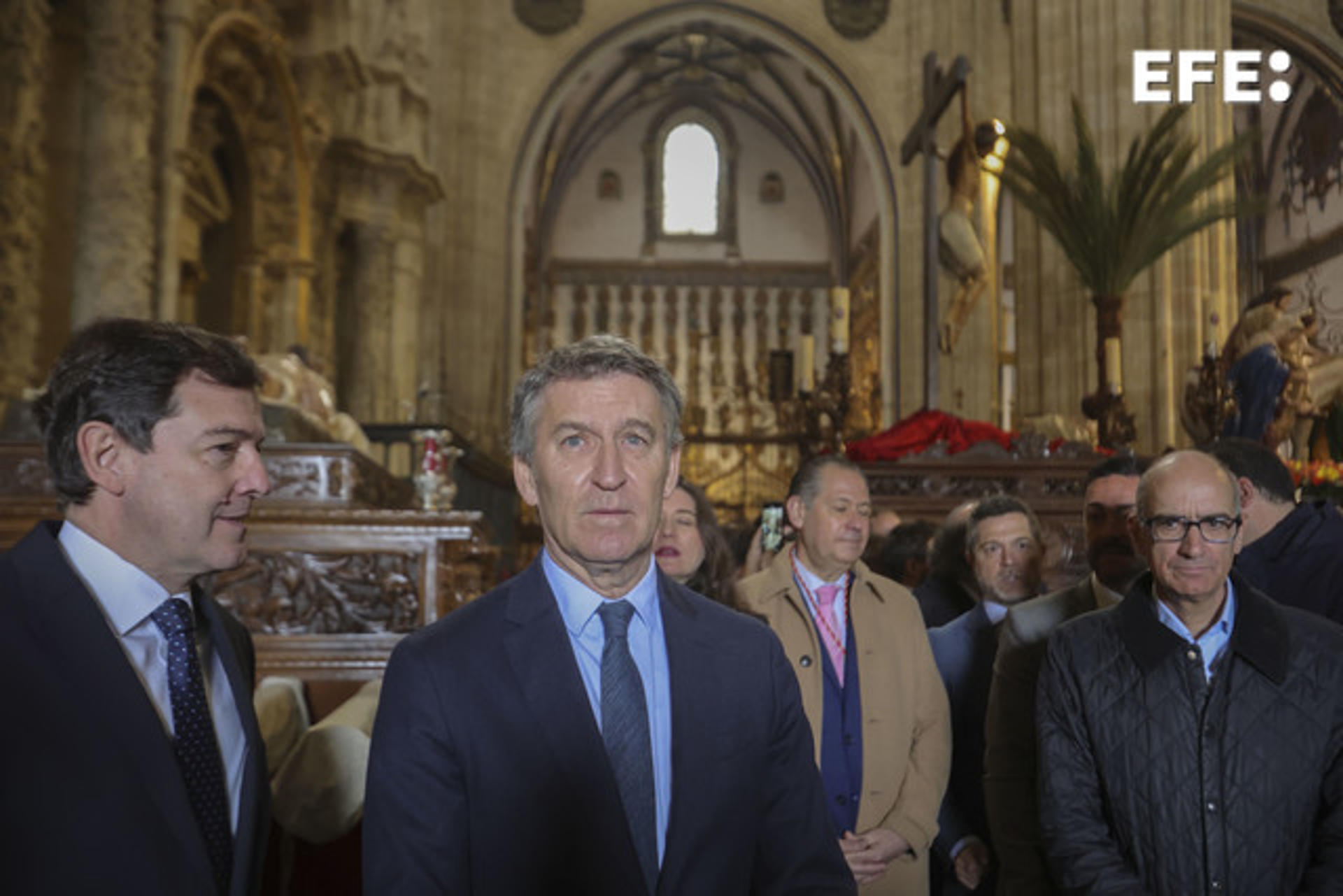 El presidente del PP, Alberto Núñez Feijóo, asiste, este domingo, al desfile procesional de la Hermandad Jesús Amigo de los Niños, más conocida por la salida del paso de La Borriquilla que abre los desfiles de Semana Santa en Salamanca. Le acompaña, el presidente de la Junta de Castilla y León, Alfonso Fernández Mañueco (izda). EFE/JMGARCIA