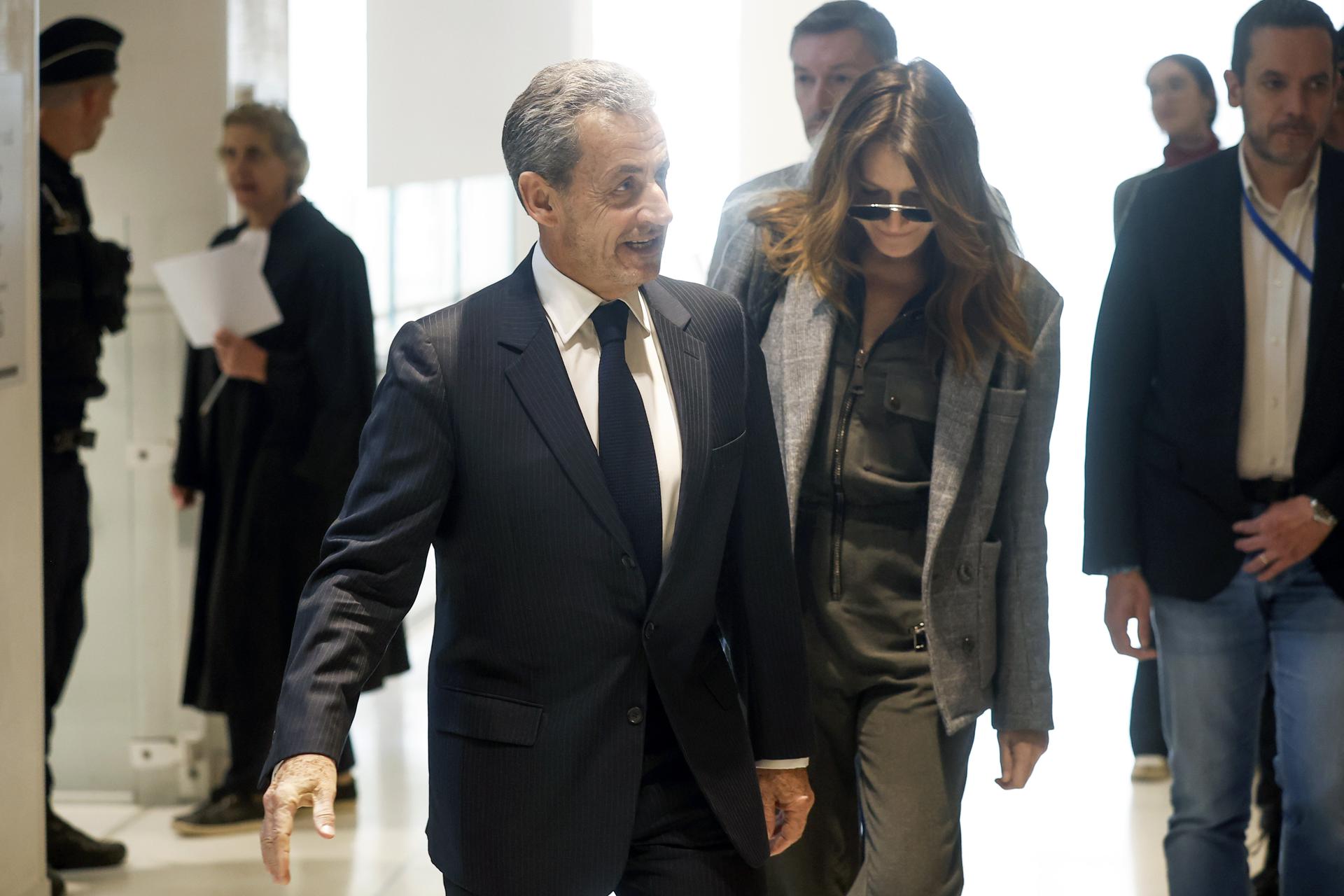 El ex presidente francés Nicolas Sarkozy llega con su esposa Carla Bruni al tribunal en París, Francia, 08 de abril de 2025. Sarkozy y otras doce personas, incluidos tres exministros, se enfrentan a juicio por conspiración criminal para recibir fondos para la campaña presidencial de 2007 del régimen del fallecido líder libio Muammar Gaddafi. Sarkozy ha sido condenado en dos ocasiones, en dos casos separados, desde que dejó el cargo en 2012. El juicio durará hasta el 10 de abril. (Francia) EFE/EPA/YOAN VALAT