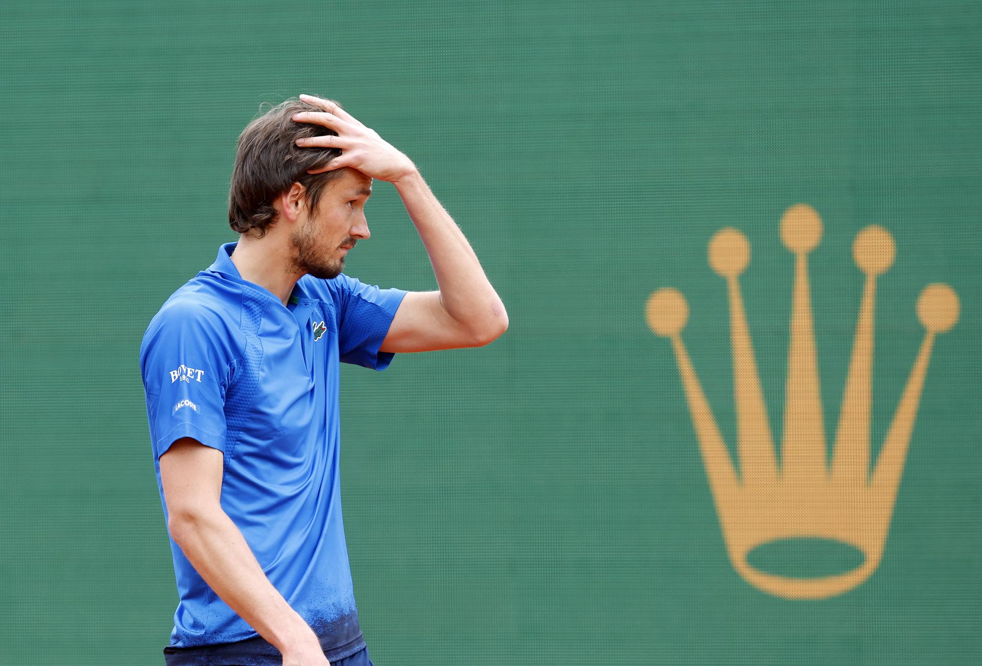 Daniil Medvedev contra el también ruso Karen Khachanov, en el Masters 1.000 de Montecarlo. EFE/EPA/SEBASTIEN NOGIER