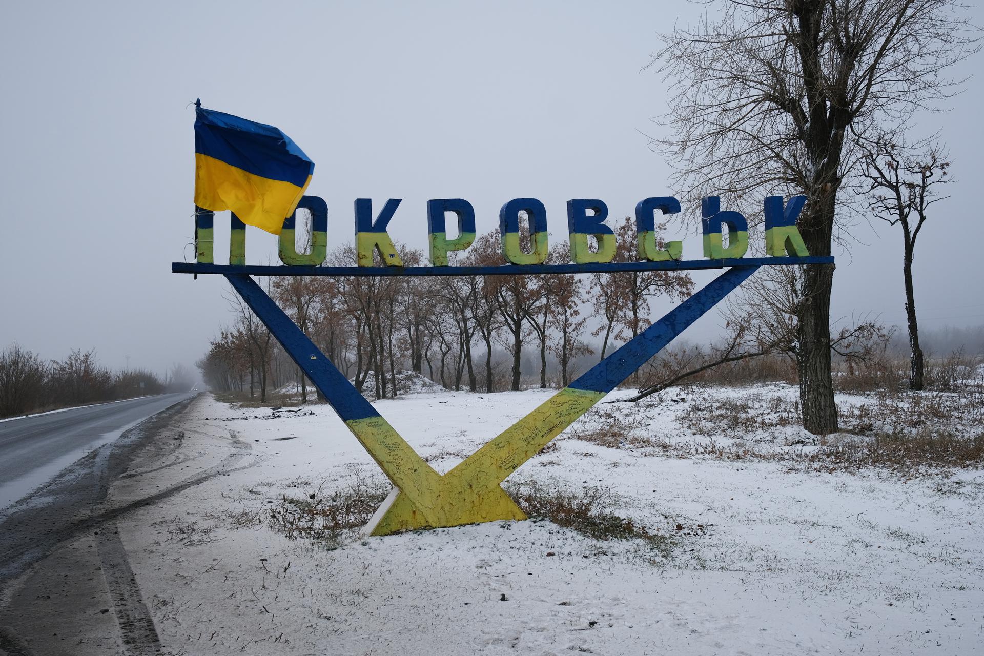 Imagen de archivo de un cartel en la entrada de Pokrovsk, Ucrania. EFE/EPA/MARIA SENOVILLA