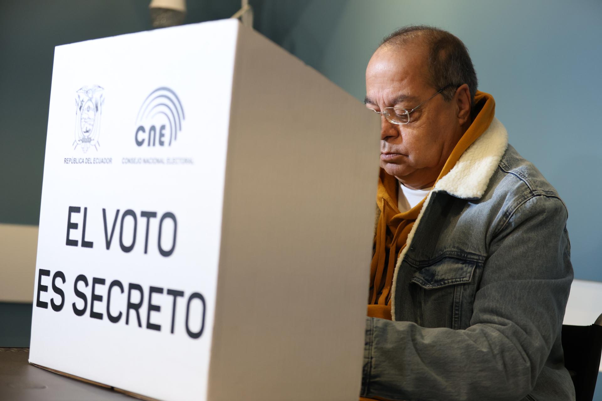 Fotografía cedida por el Consejo Nacional Electoral de una persona votando en su casa este viernes, en Quito (Ecuador). EFE/ Consejo Nacional Electoral