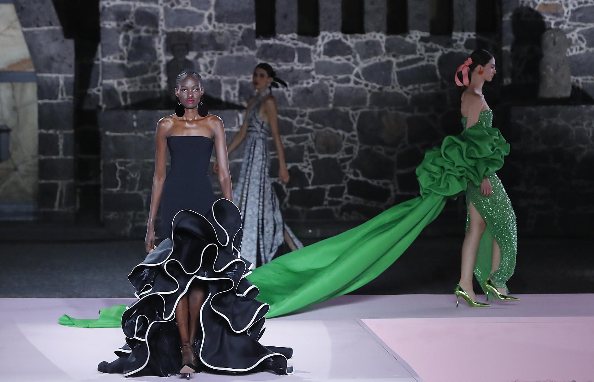 Imagen de archivo de modelos luciendo prendas de la marca Carolina Herrera en el Museo Anahuacalli, en la Ciudad de México (México). EFE/ Mario Guzmán