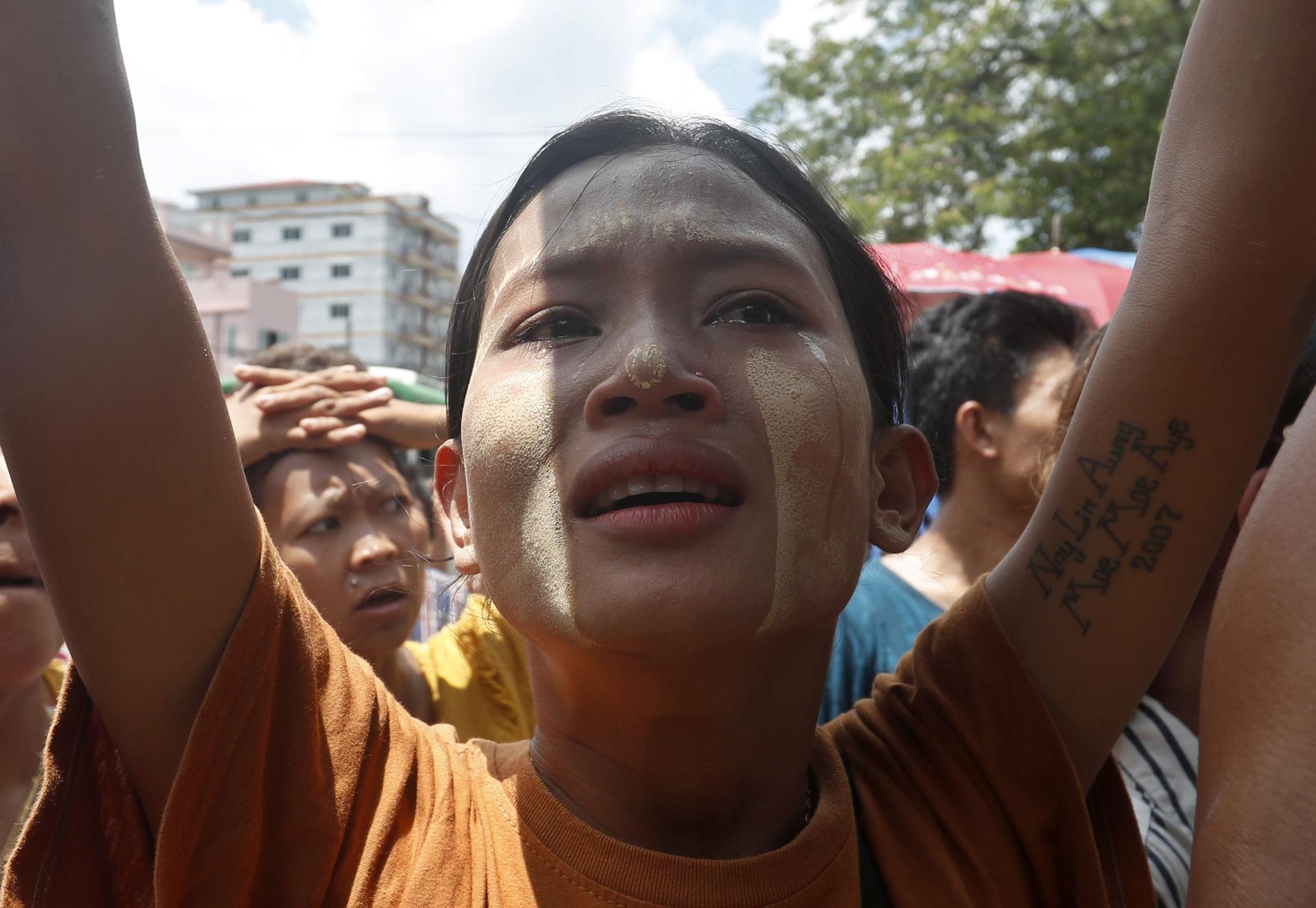Un grupo de personas esperan frente a la prisión de Insein, en Rangún, tras la amnistía de presos anunciada por la junta militar de Birmania.
EFE/EPA/NYEIN CHAN NAING