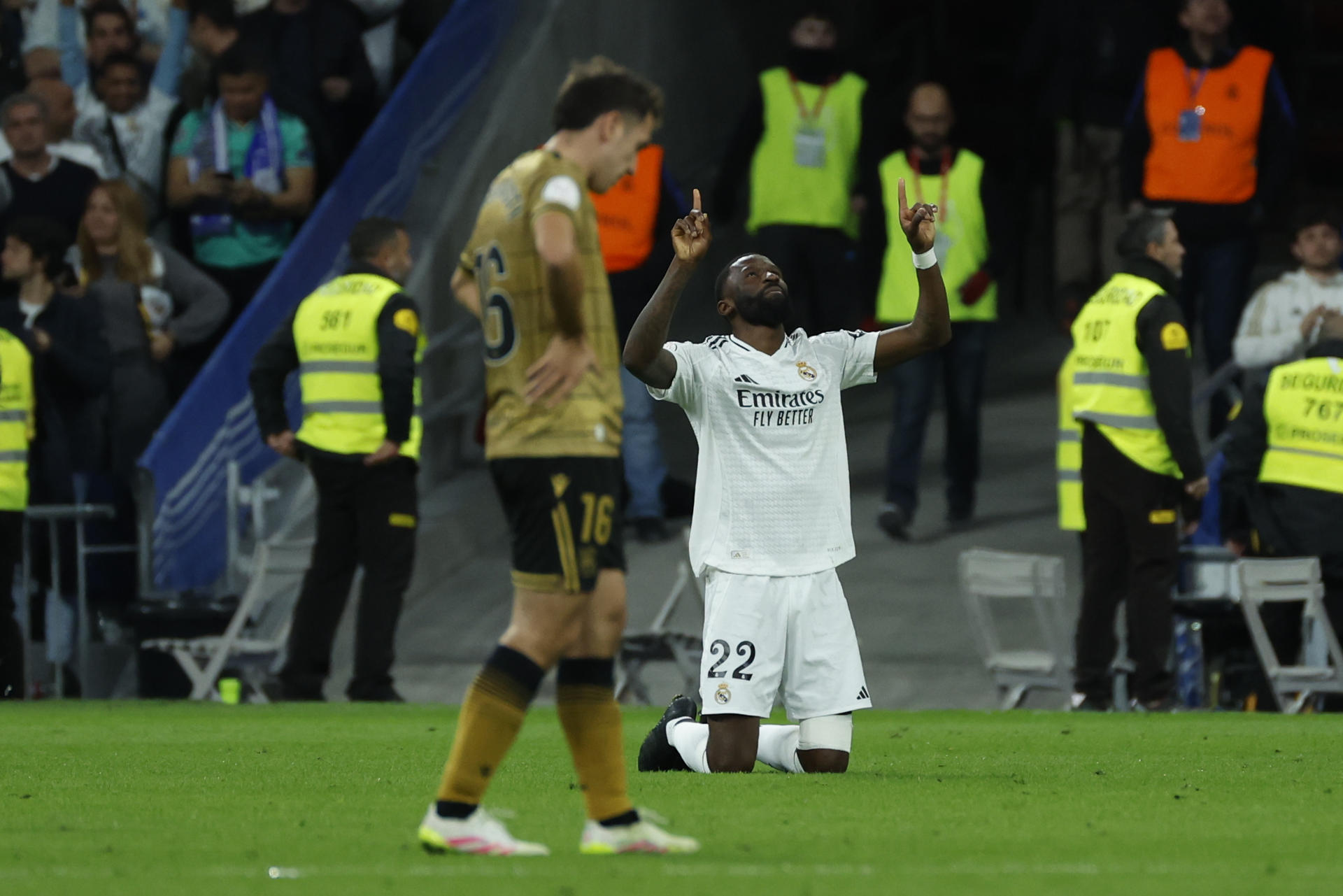 El defensa del Real Madrid Antonio Rüdiger (d) celebra la clasificación para la final, al término del partido de vuelta de las semifinales de la Copa del Rey que Real Madrid y Real Sociedad han disputado en el estadio Santiago Bernabéu. EFE/Juanjo Martín