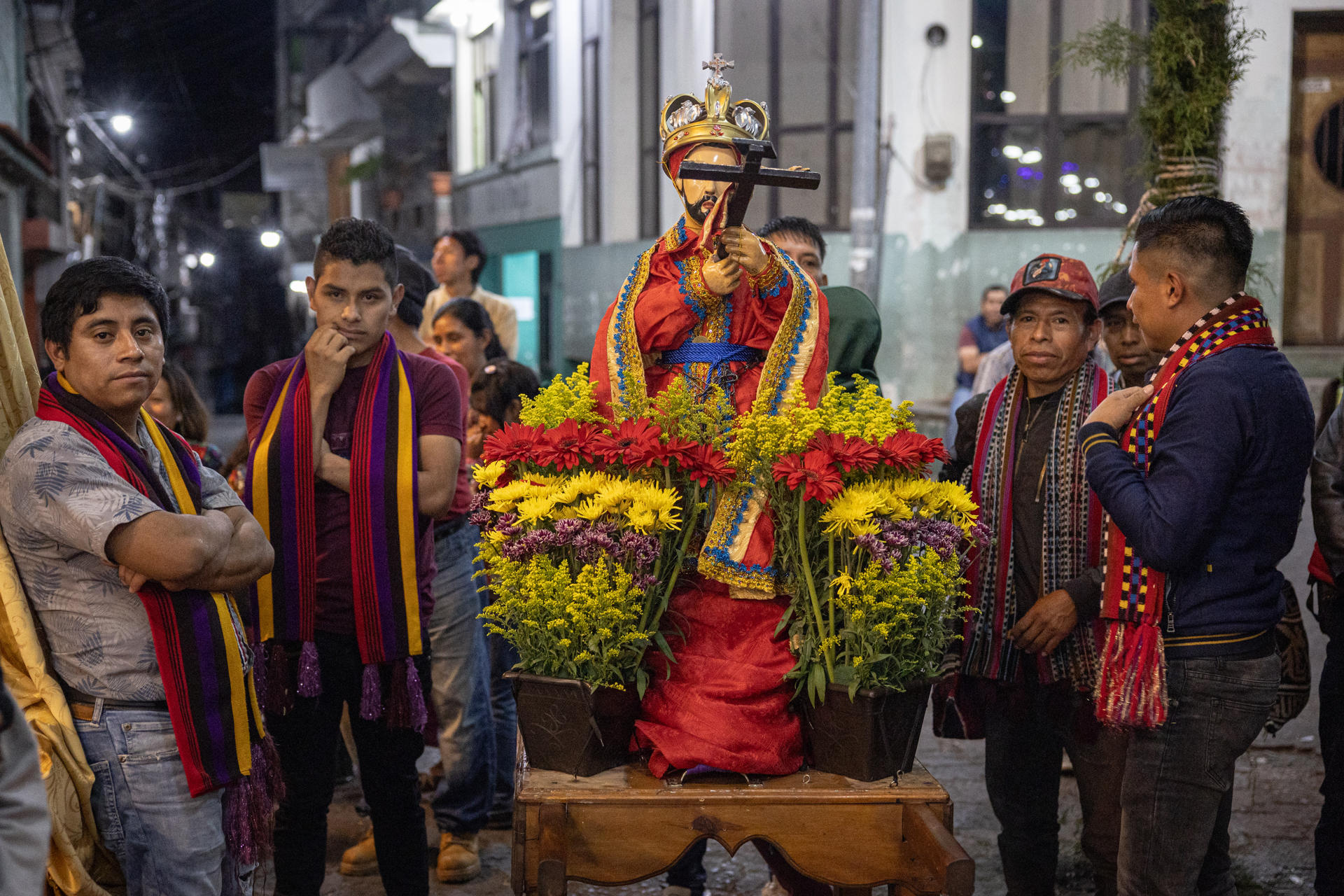 Un grupo de fieles católicos posa, junto a la imagen de San Juan, antes de participar en una de las procesiones del Viernes Santo, este 18 de abril, en el poblado indígena de Santiago Atitlán (Guatemala). EFE/David Toro