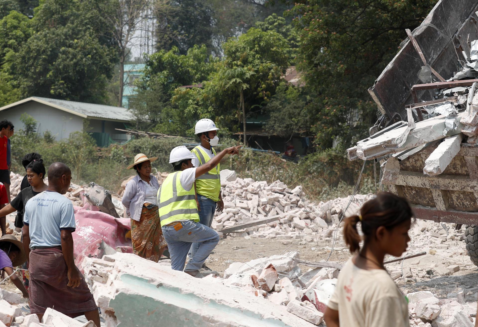 Volunteers clear debris from structures damaged by a recent earthquake, in Mandalay, Myanmar, 02 April 2025. More than 2,700 people have been killed and thousands injured after a 7.7-magnitude earthquake struck the country on 28 March, according to the Myanmar government. (Terremoto/sismo, Birmania) EFE/EPA/NYEIN CHAN NAING