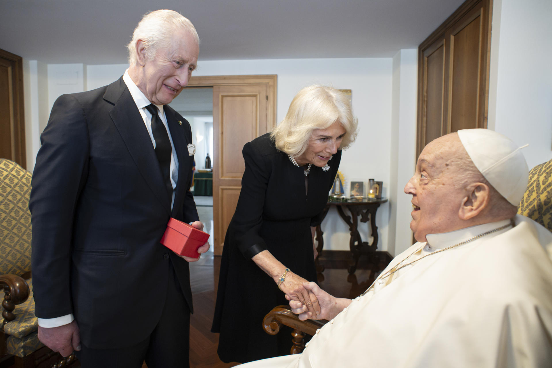 El papa Francisco recibió este miércoles en el Vaticano, en una visita sorpresa, a los reyes británicos Carlos III y Camila, que se encuentran de viaje en Italia, en el día en el que celebran sus 20 años de matrimonio, informó la Santa Sede. EFE/ Vatican Media SOLO USO EDITORIAL/SOLO DISPONIBLE PARA ILUSTRAR LA NOTICIA QUE ACOMPAÑA (CRÉDITO OBLIGATORIO)