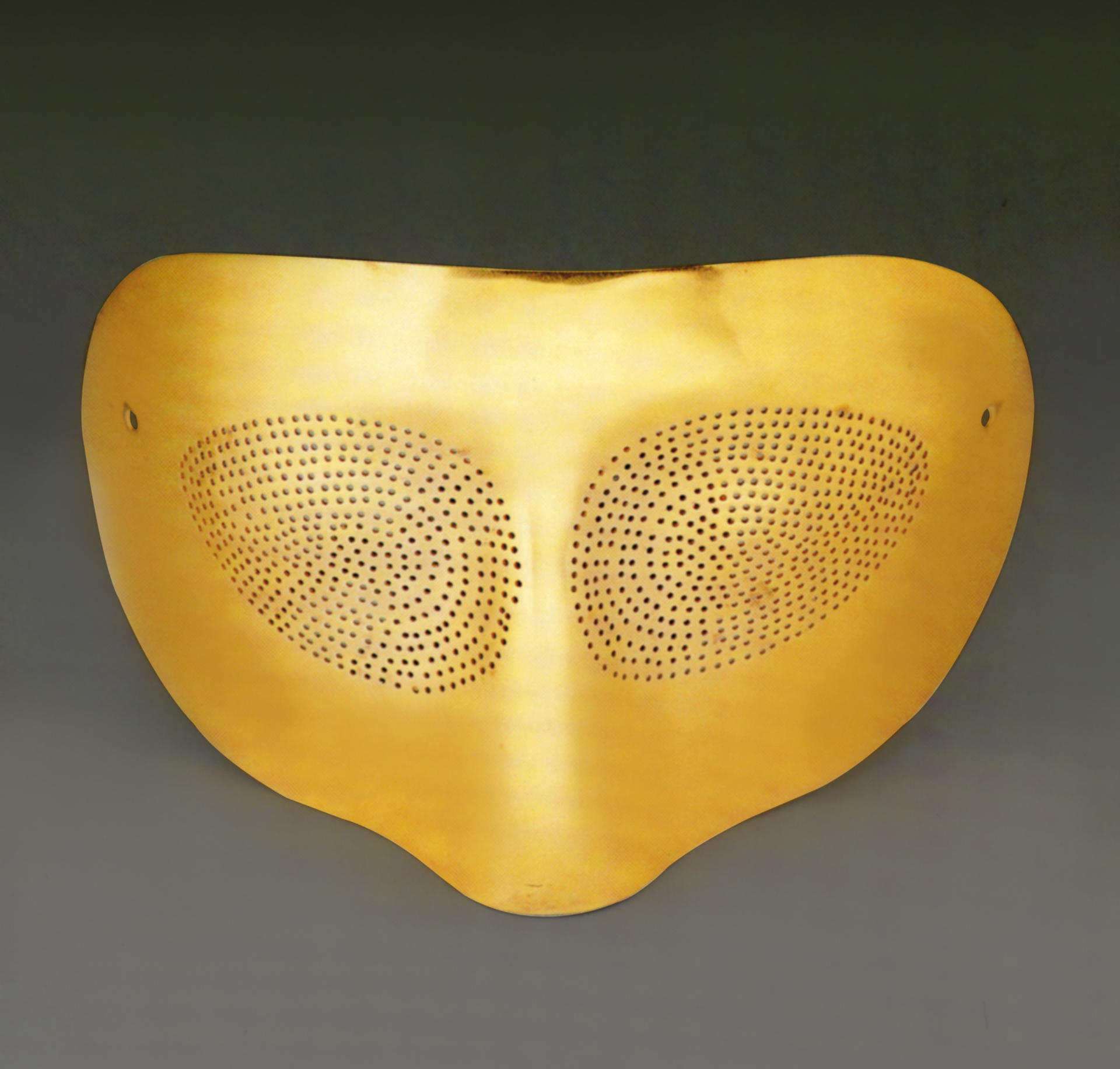 Fotografía cedida este miércoles, 9 de abril, por Man Ray Trust y la Sociedad de Derechos de los Artistas (ARS) de una máscara titulada 'Optic Topic' -Tema óptico- (1974) del artista Man Ray (1890-1976) y que formará parte de la exposición 'Joyería de artistas: del cubismo al pop' Colección Diane Venet'. EFE/Alain Leprince