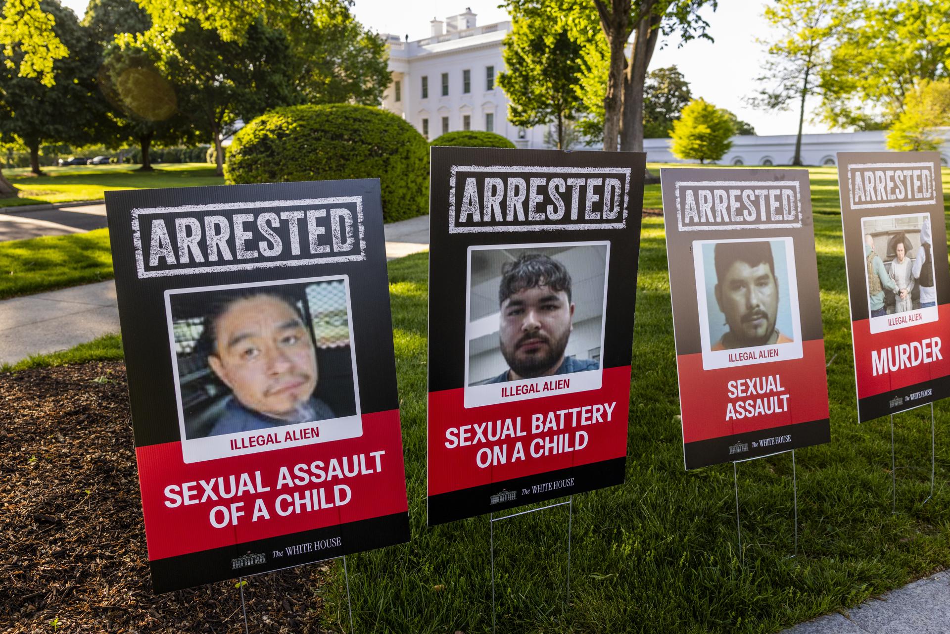 Carteles de arresto en el Césped Norte de la Casa Blanca, en Washington, DC, EE.UU. EFE/SHAWN THEW