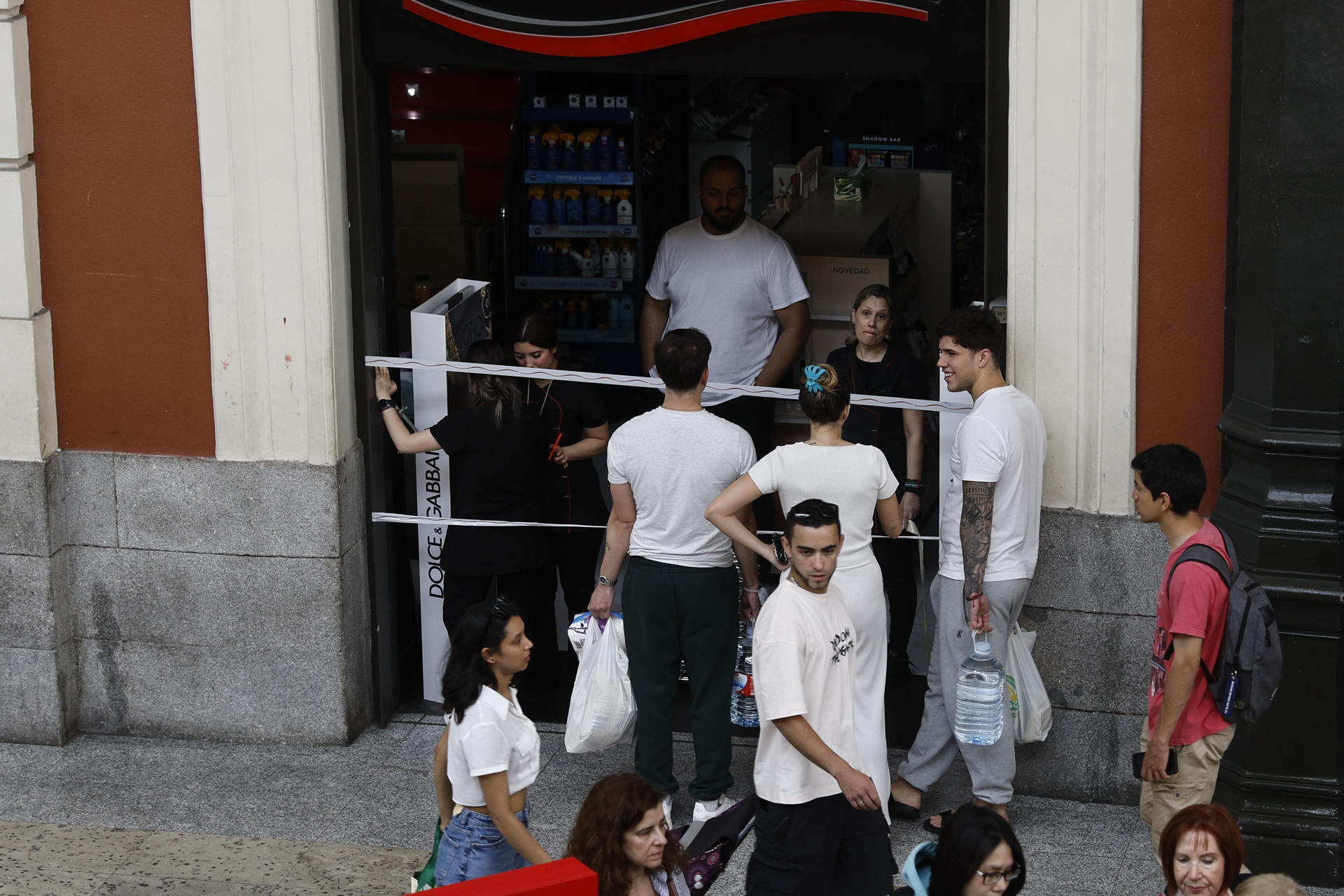 Una tienda sin suministro eléctrico en la estación de Príncipe Pío este lunes, durante el apagón en Madrid. EFE/ Rodrigo Jiménez