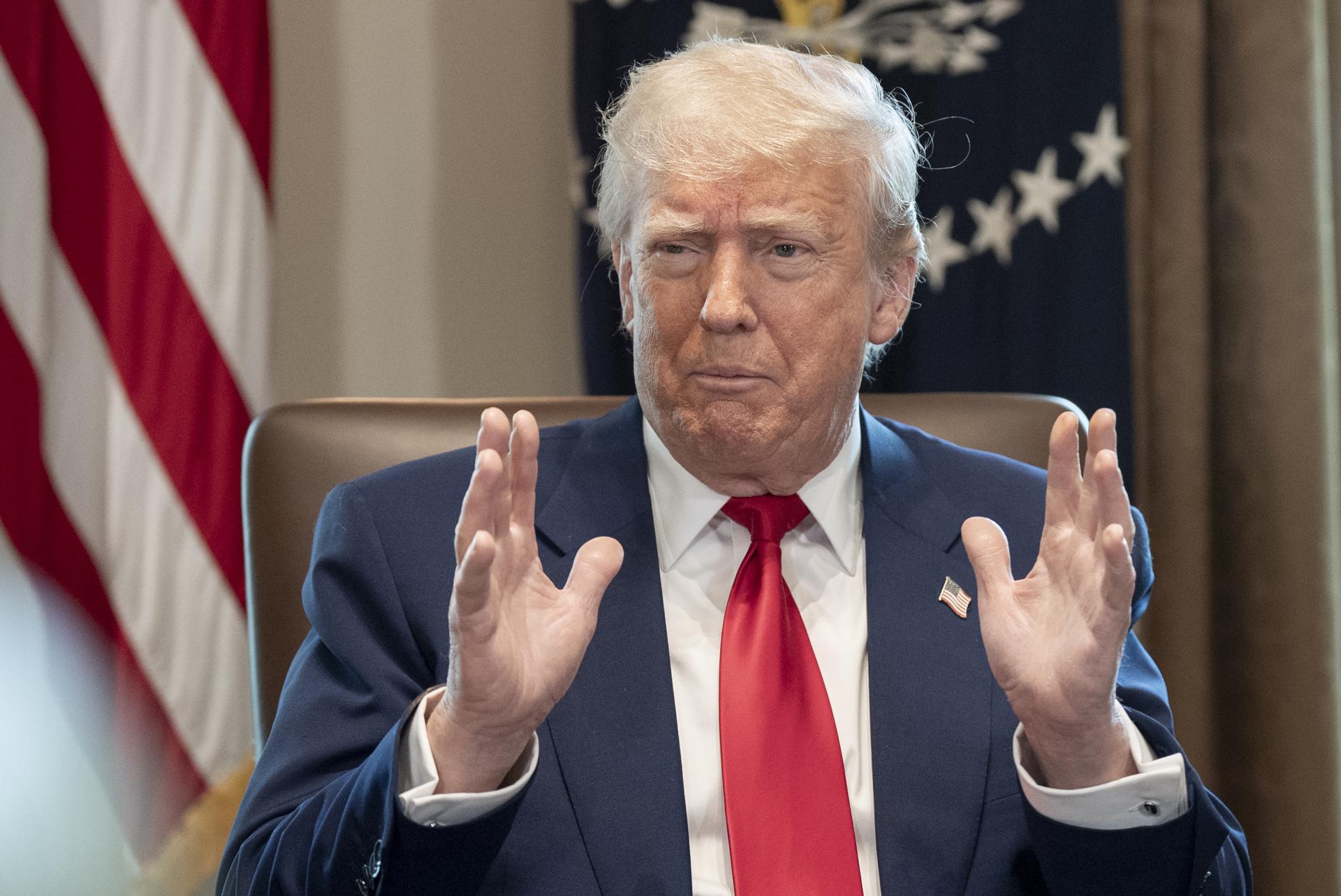 El presidente de Estados Unidos, Donald Trump, escucha comentarios durante una reunión del gabinete en la Sala del Gabinete de la Casa Blanca en Washington, DC, EE.UU., el 30 de abril de 2025. EFE/EPA/KEN CEDENO / POOL
