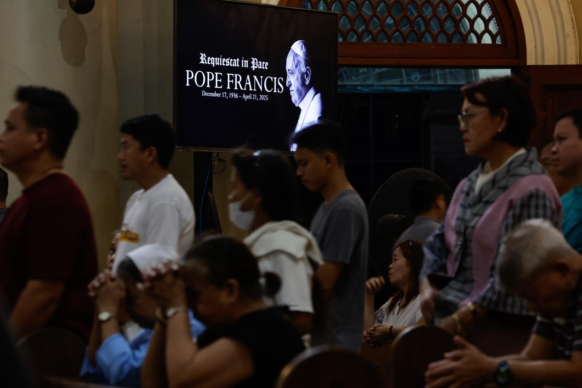 QUEZON CITY (Philippines), 21/04/2025.- An image of Pope Francis is displayed inside the Immaculate Conception Cathedral of Cubao as Catholic parishioners attend a holy Mass in Quezon City, Metro Manila, Philippines, 21 April 2025. Pope Francis died on 21 April 2025 at the age of 88, according to the Holy See. Born Jorge Mario Bergoglio in Buenos Aires, Argentina, on 17 December 1936, he was appointed leader of the Catholic Church on 13 March 2013, succeeding Pontiff Emeritus Benedict XVI. (Papa, Santa Sede, Filipinas) EFE/EPA/ROLEX DELA PENA