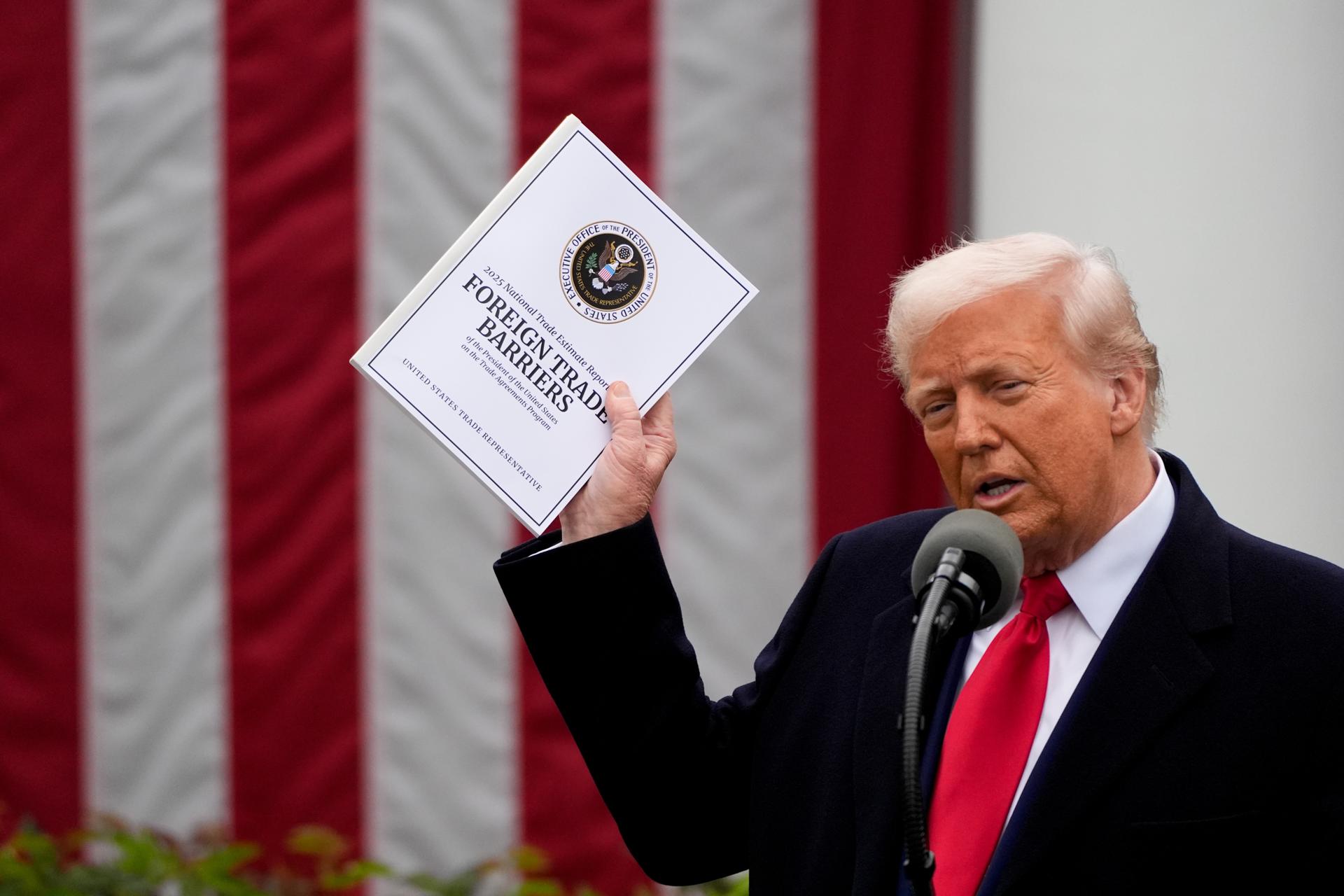 El presidente de Estados Unido, Donald Trump, al intervenir este miércoles, 2 de abril, durante el acto público en el que anunció la imposición de "aranceles recíprocos" a muchos países con los que EE.UU. sostiene relaciones comerciales, en la Rosaleda de la Casa Blanca, en Washington DC (EE.UU.). EFE/Kent Nishiura/Pool