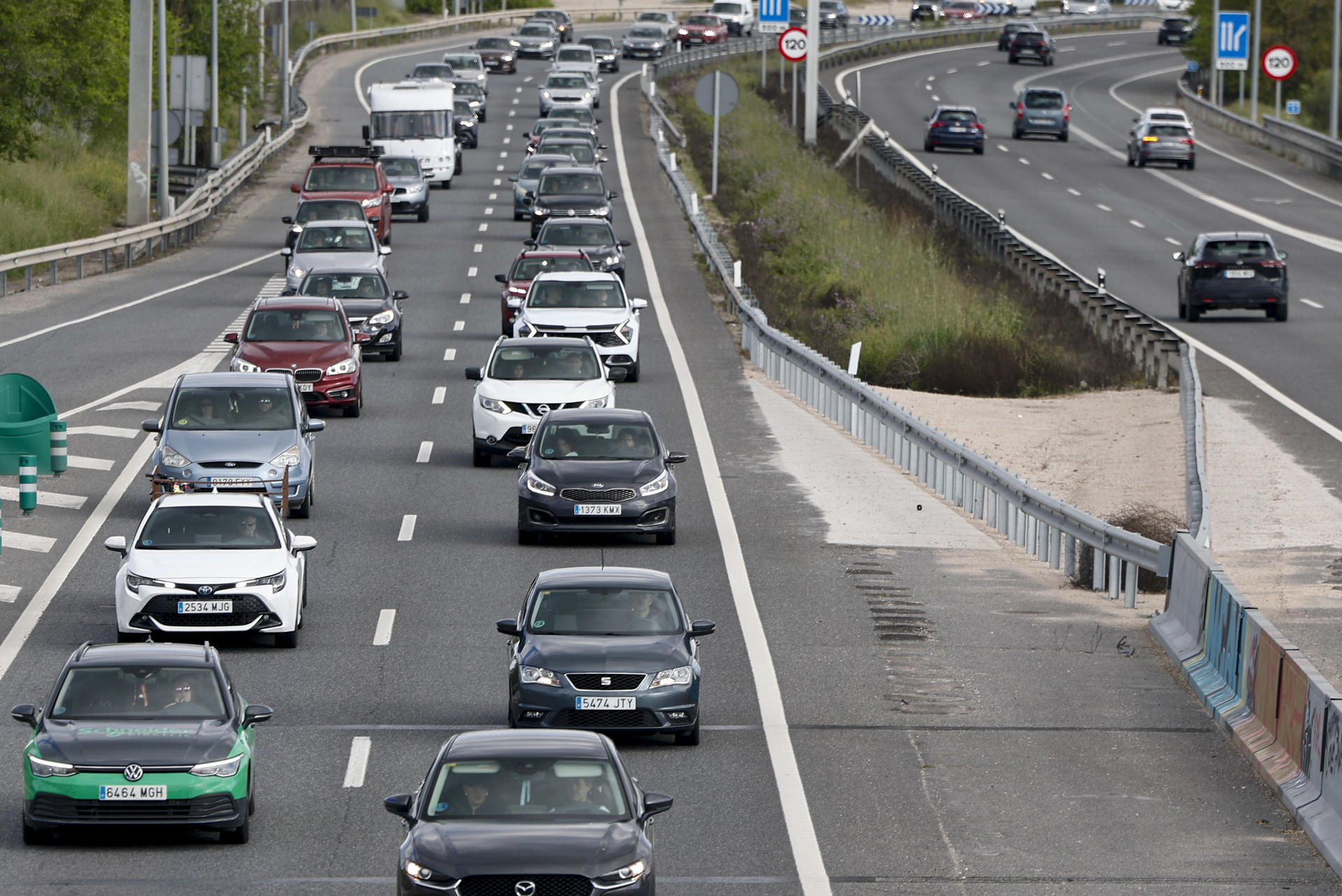 Operación retorno en la entrada a Madrid por la A3 este domingo en la localidad madrileña de Rivas Vaciamadrid tras las vacaciones de Semana Santa. EFE/Sergio Pérez