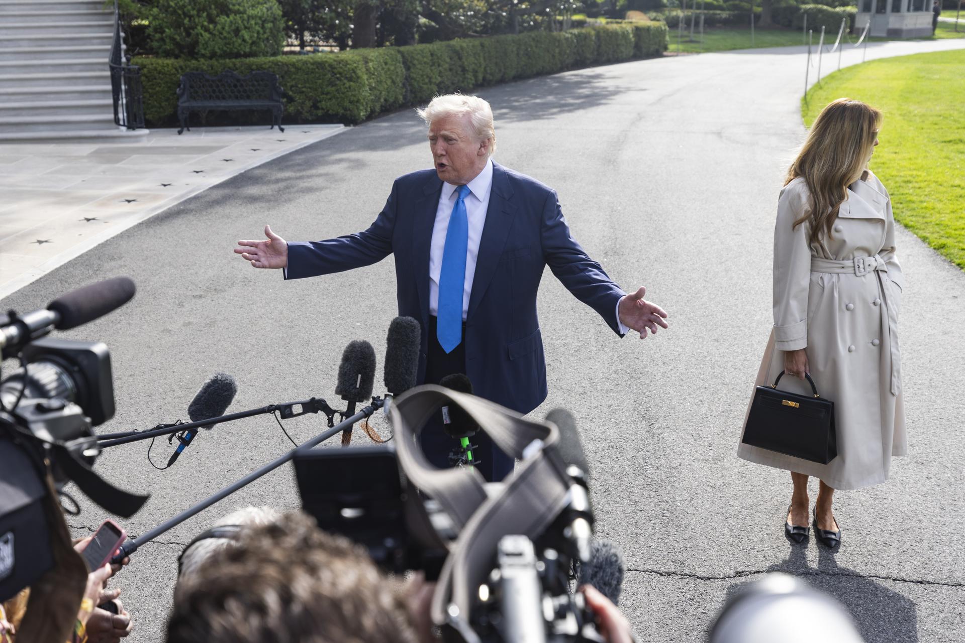 El presidente de EE.UU., Donald Trump, junto a la primera dama, Melania Trump, habla brevemente con la prensa en la Casa Blanca, en una fotografía de archivo. EFE/JIM LO SCALZO