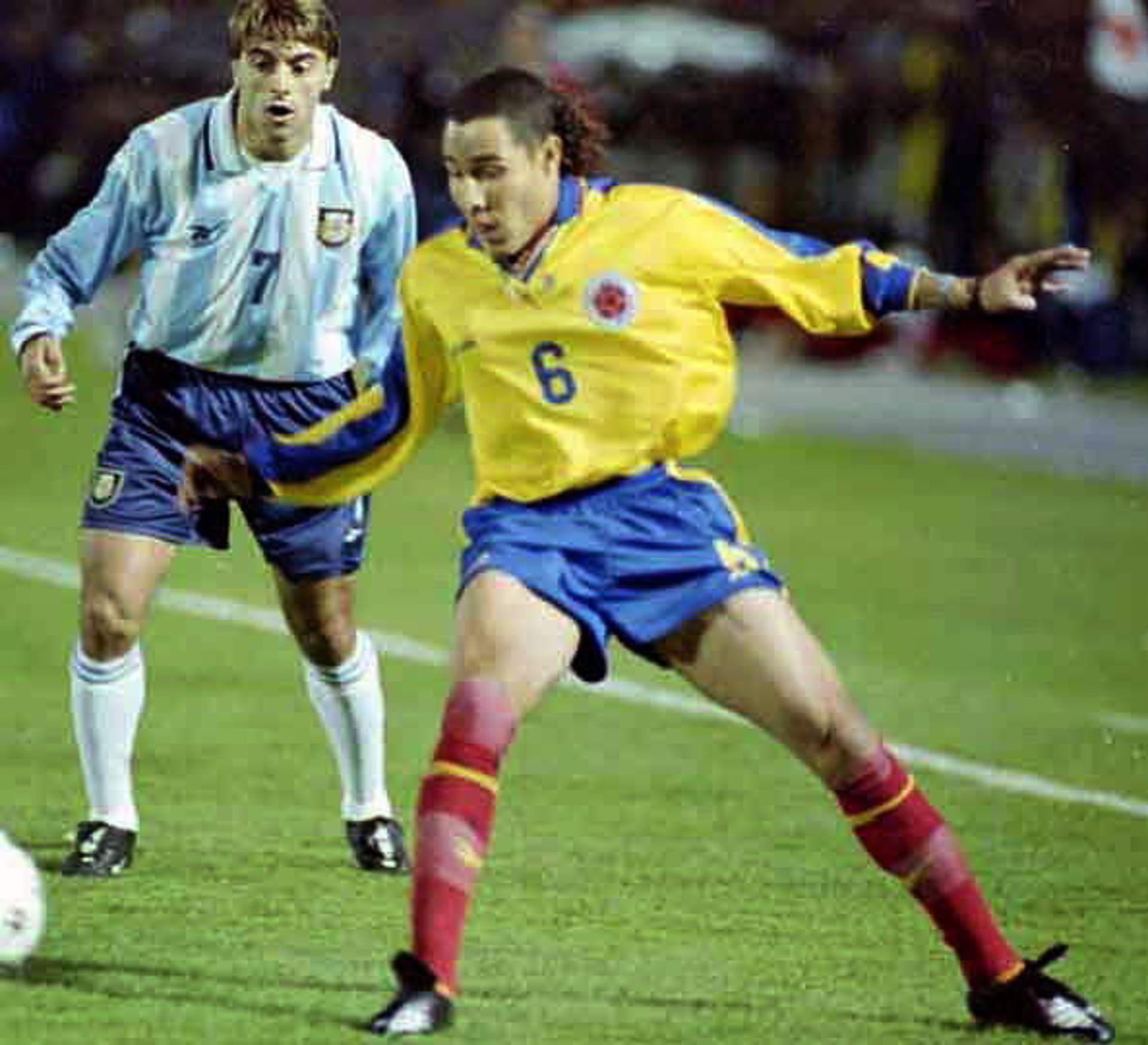 Fotografía de archivo del 16 de mayo de 2001 en la que se observa al exfutbolista Jorge Bolaño durante un partido de la Selección Nacional de Colombia de fútbol. EFE/ARCHIVO  MÁXIMA CALIDAD DISPONIBLE