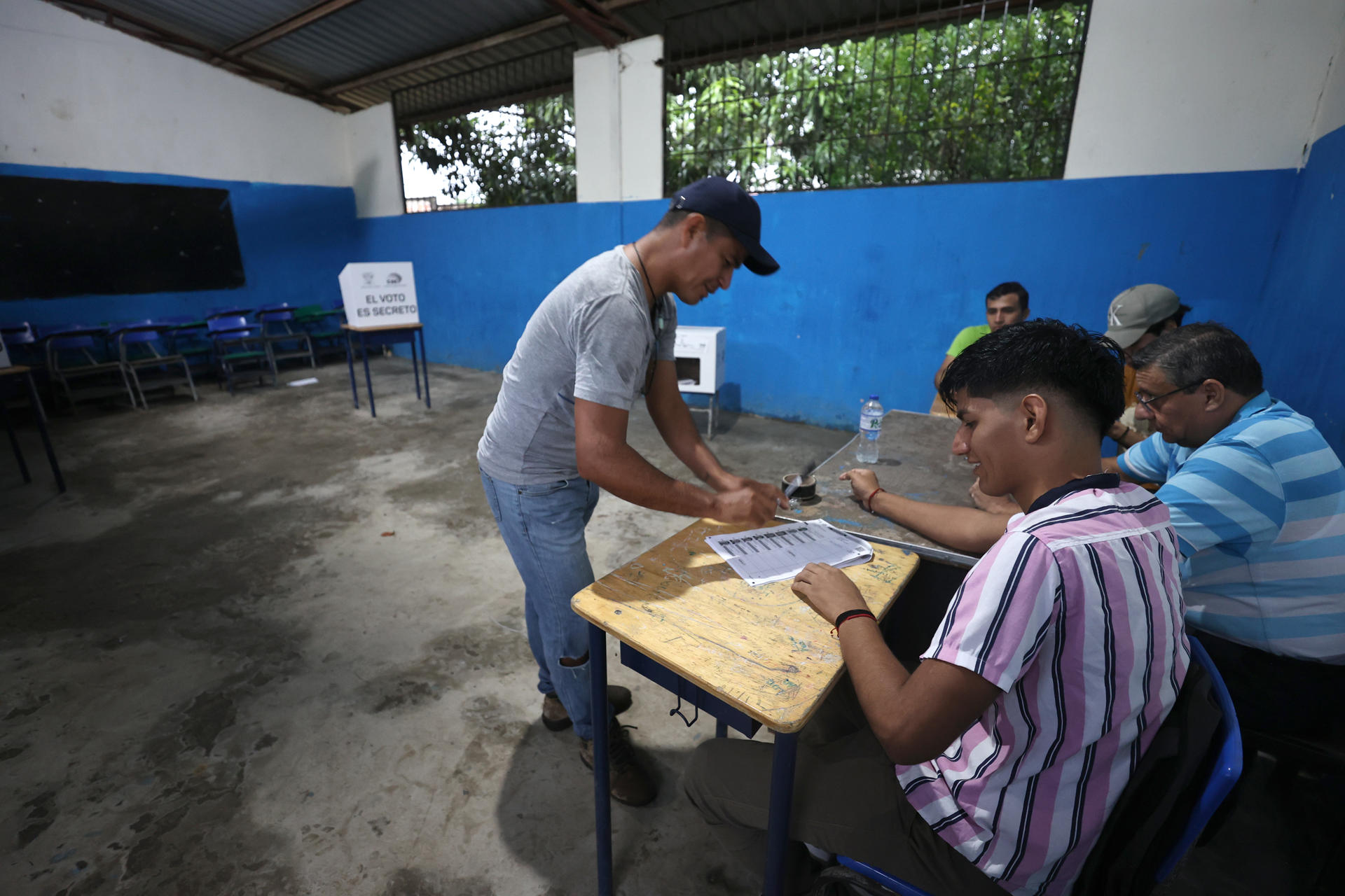 Una persona vota durante la jornada electoral este domingo en Canuto (Ecuador). EFE/José Jácome
