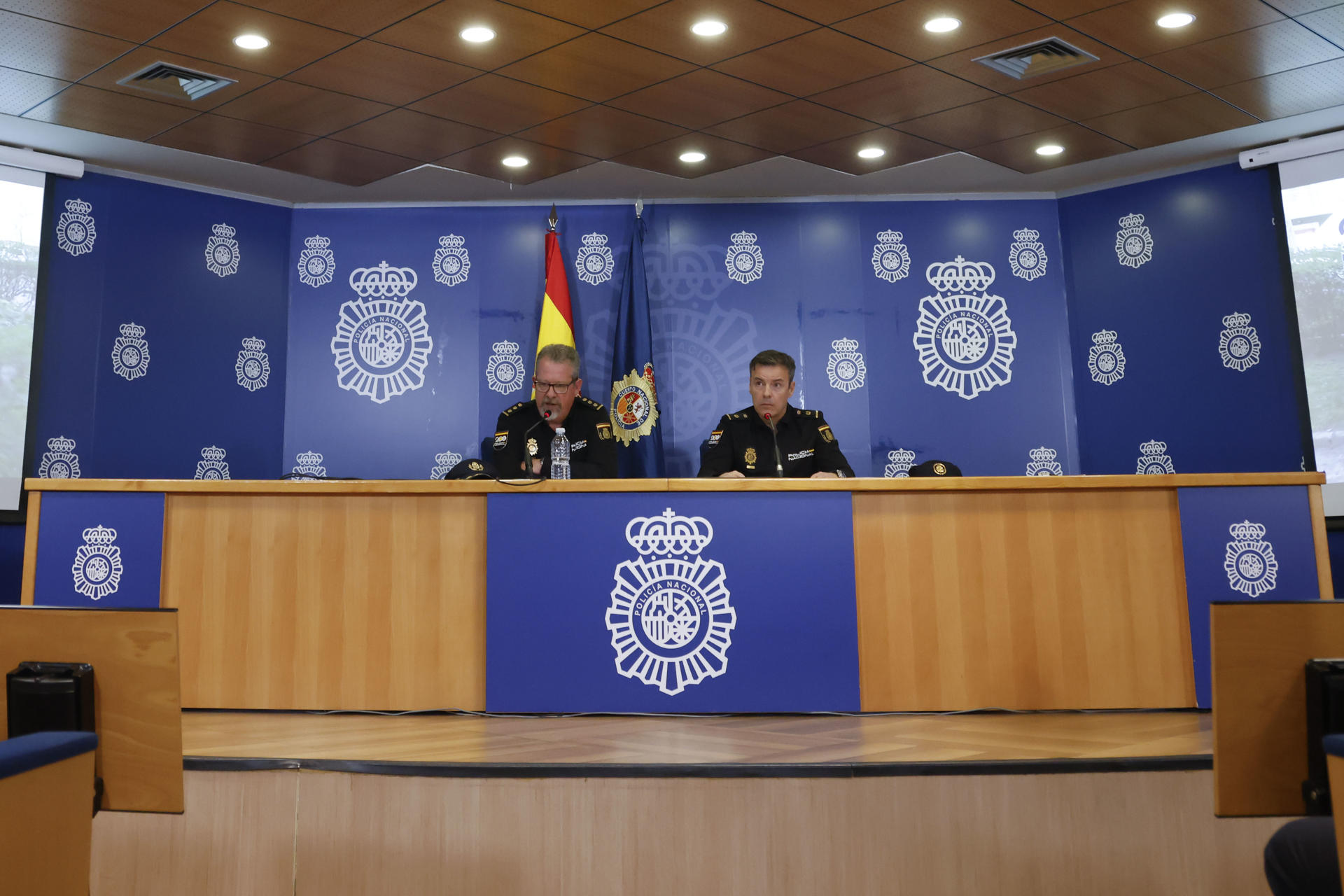 El inspector jefe de la Policía Nacional Marcos López (d) y el comisario Vicente Martínez ofrecen una rueda de prensa en Madrid este miércoles. La Policía española desarticuló un "programa" estructura de la mara salvadoreña Salvatrucha MS13 que pretendía establecerse en España y ha detenido a 27 personas en una operación en varias provincias.