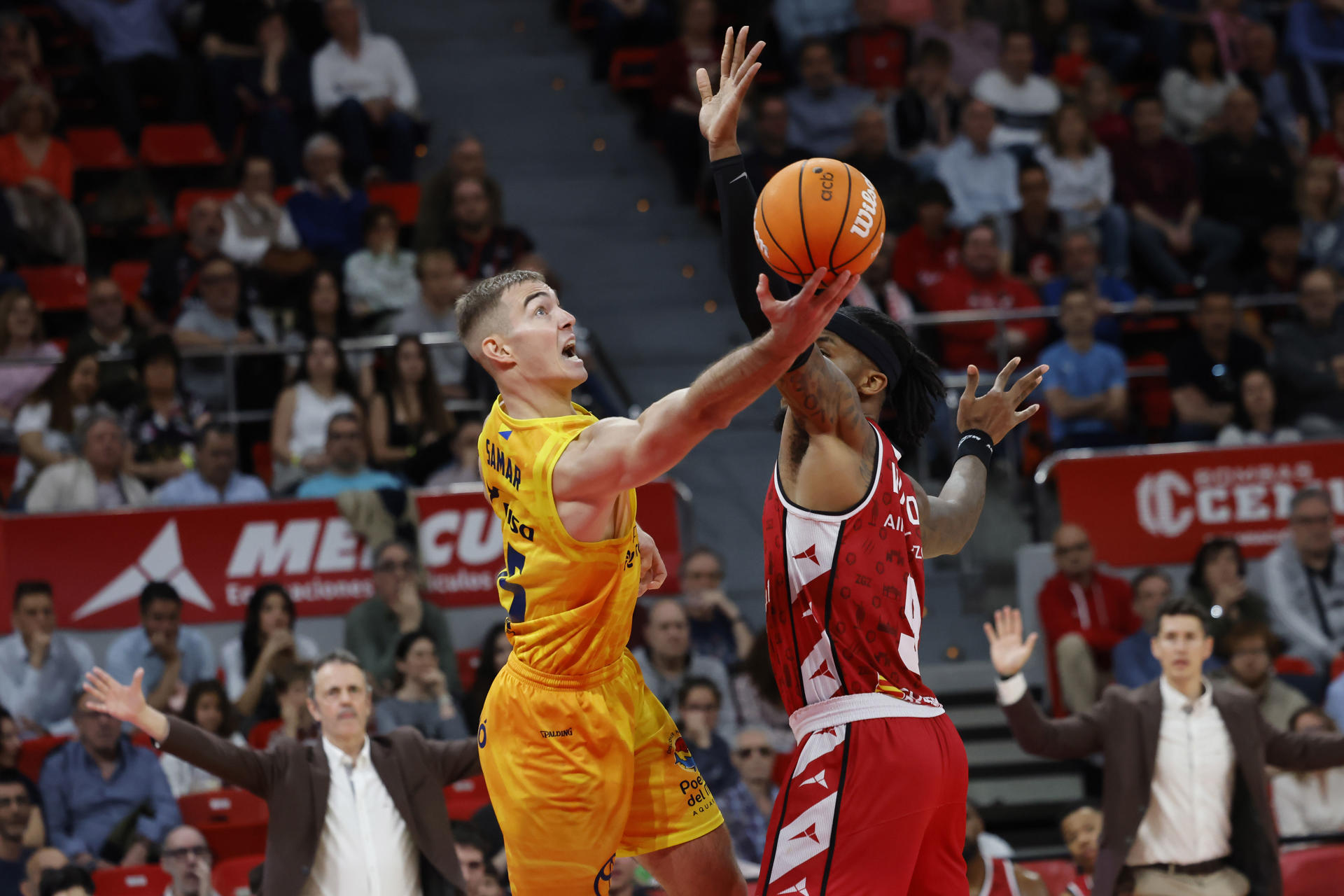 El base esloveno del Gran Canaria, Ziga Samar (i) lanza ante el escolta estadounidense del Casademont Zaragoza, Nate Watson, durante el partido de Liga Endesa entre el Casademont y el Gran Canaria, que disputaro en el pabellón Príncipe Felipe de Zaragoza. EFE/ Toni Galán