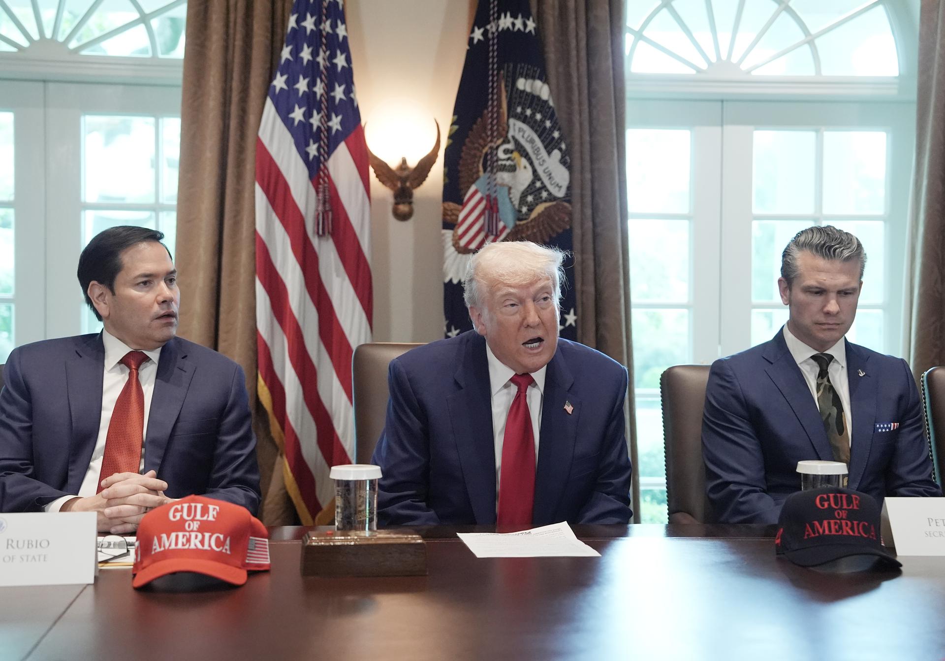 El presidente estadounidense, Donald Trump (C), junto al secretario de Estado, Marco Rubio (i), y el secretario de Defensa, Pete Hegseth (d), en una reunión del gabinete en Washington, DC, EE.UU., 30 de abril de 2025. EFE/KEN CEDENO / POOL
