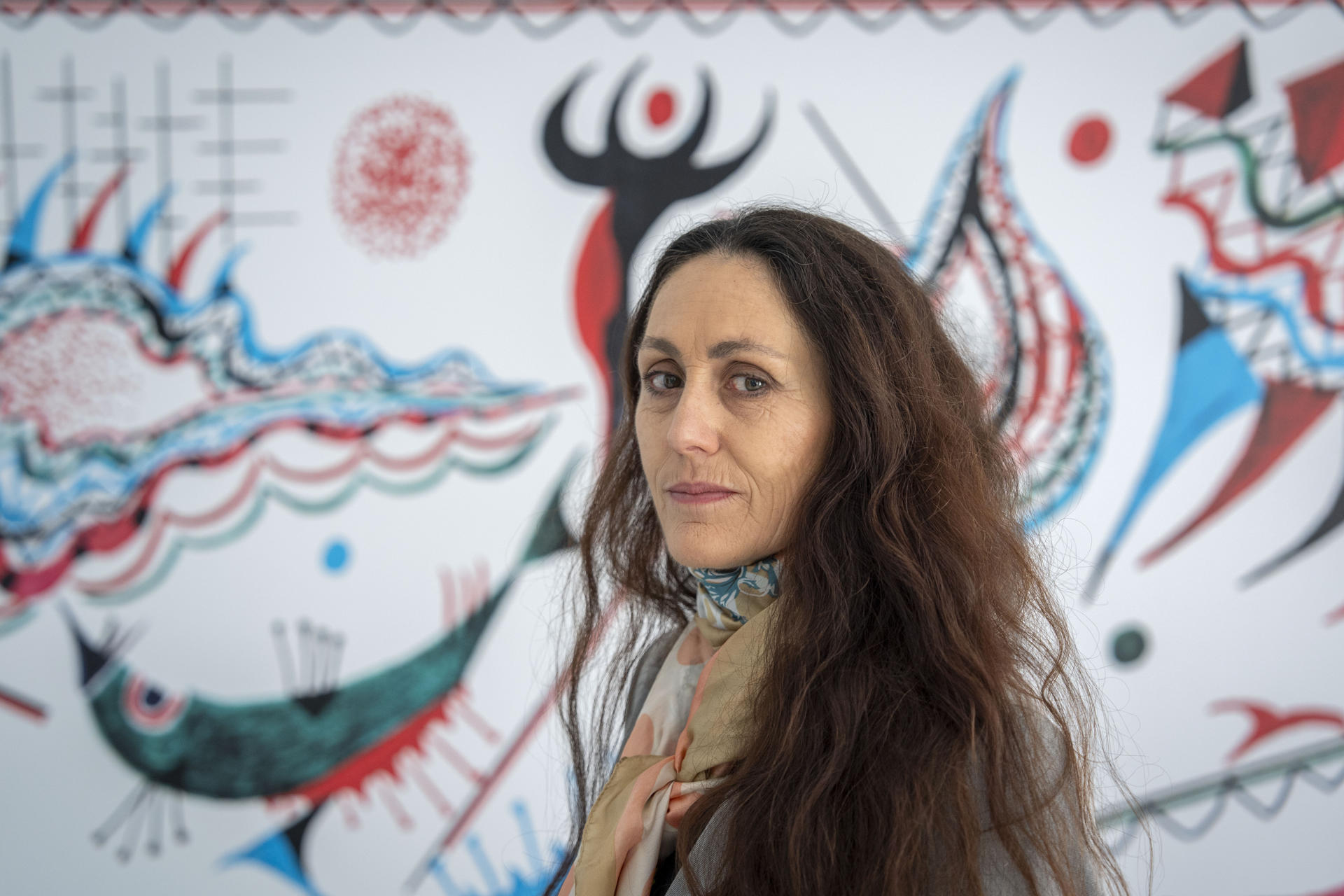 La cantante Clara Montes posa durante una entrevista con EFE en la Fundación Rafael Alberti en el Puerto de Santa María (Cádiz) donde presentará este viernes su último disco que lleva por nombre 'Marinera en tierra", un homenaje al poeta gaditano y a su obra más icónica, escrita cuando tenía 22 años y por la que consiguió el Premio Nacional de Poesía en 1924. EFE/Román Ríos.