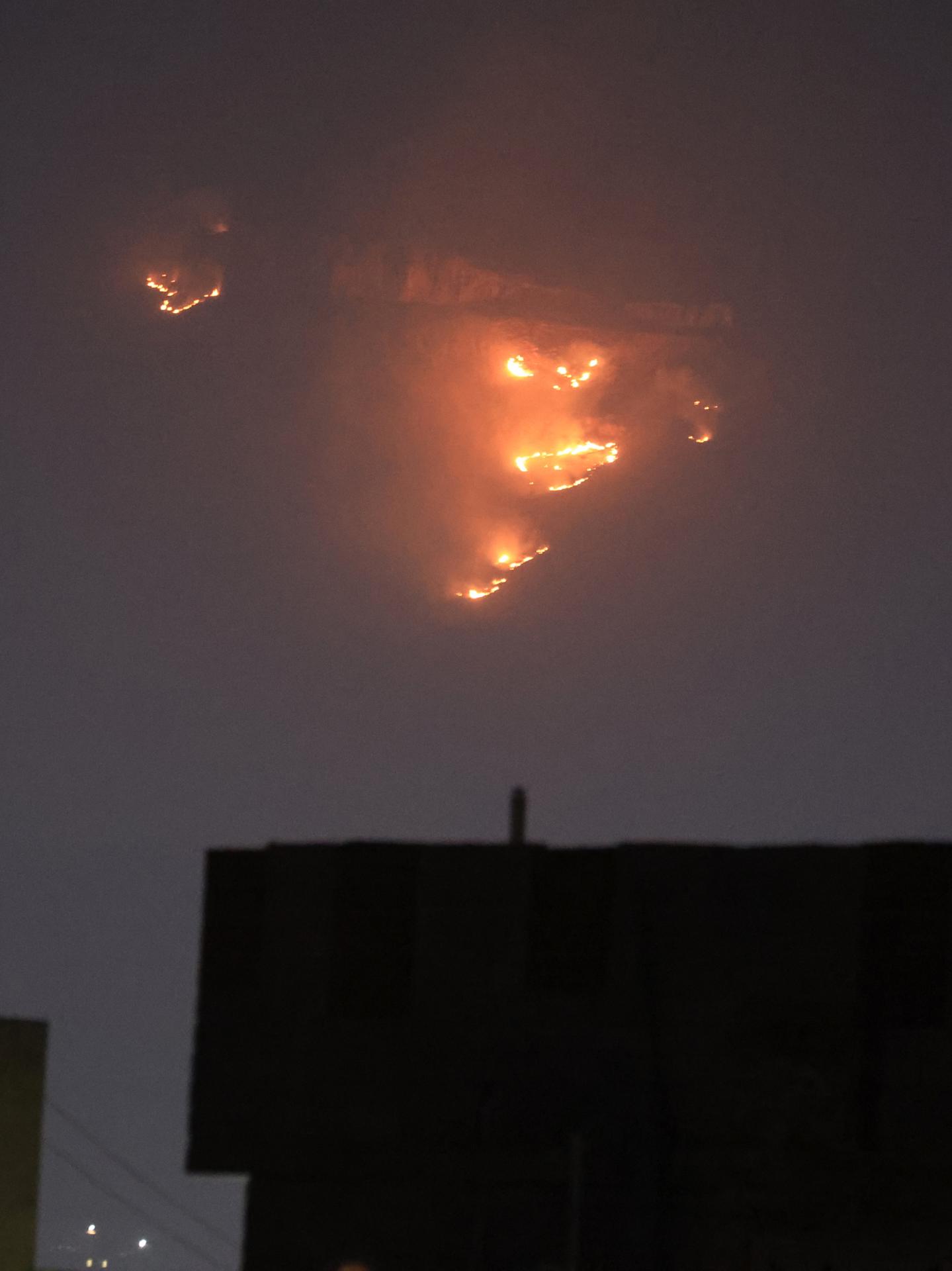 Llamas se alzan desde una posición tras presuntos ataques aéreos estadounidenses, en Saná, Yemen, 28 de abril de 2025. Estados Unidos ha lanzado una oleada de ataques aéreos desde mediados de marzo contra posiciones controladas por los hutíes de Yemen, incluida Saná, en medio de crecientes tensiones por los ataques hutíes contra Israel y los envíos en aguas alrededor de Yemen. (Estados Unidos) EFE/EPA/YAHYA ARHAB