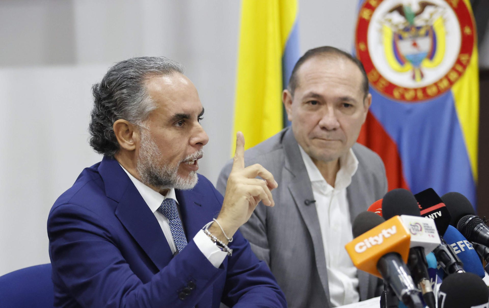 Los ministros colombianos de Interior Armando Bendetti (i) y de Trabajo Antonio Sanguino hablan en la presentación de las preguntas que serán incluidas en la consulta popular, este martes en Bogotá (Colombia). EFE/Mauricio Dueñas Castañeda