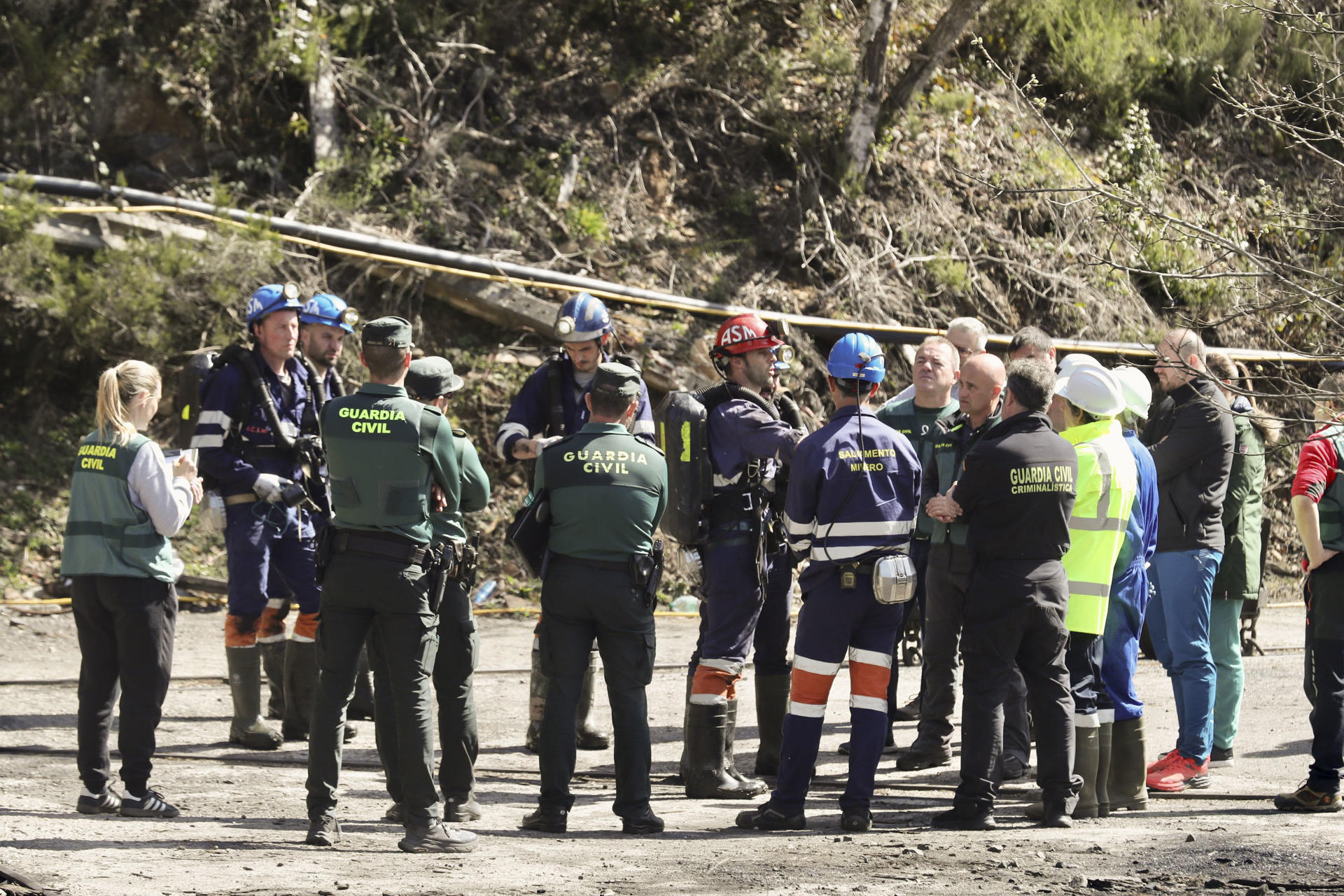 Salida de la brigada de salvamento minero este martes de la mina de Cerredo, en la que el pasado 31 de marzo murieron cinco trabajadores y otros cuatro resultaron heridos a causa de una explosión. EFE/J.L.Cereijido.