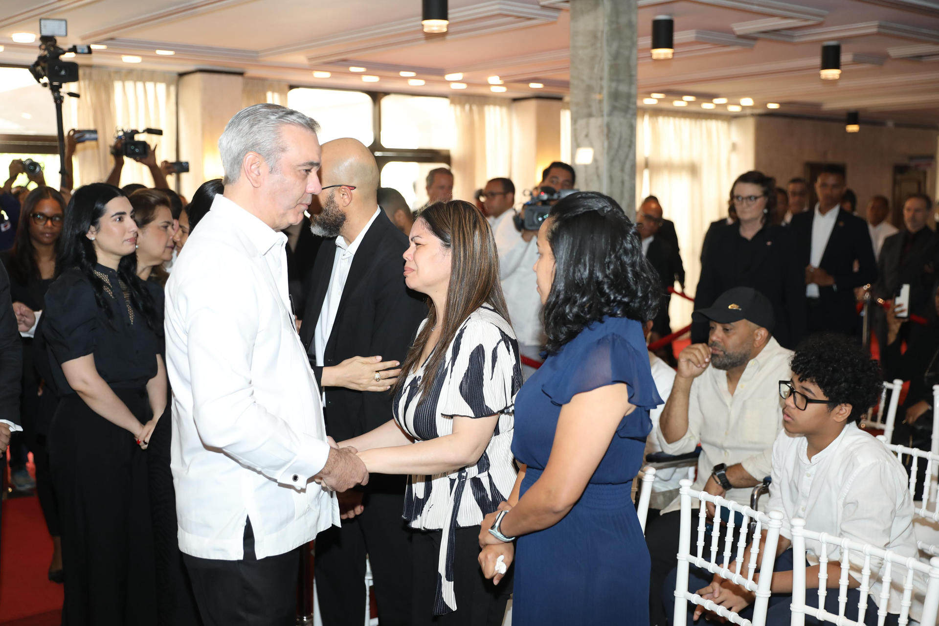 Fotografía cedida por la Presidencia de República Dominicana del mandatario, Luis Abinader (c), y su esposa Raquel Arbaje (i), saludando a familiares del artista Rubby Pérez, fallecido a causa del derrumbe del techo en la discoteca Jet Set, este jueves durante su velorio en Santo Domingo (República Dominicana). EFE/ Presidencia de República Dominicana