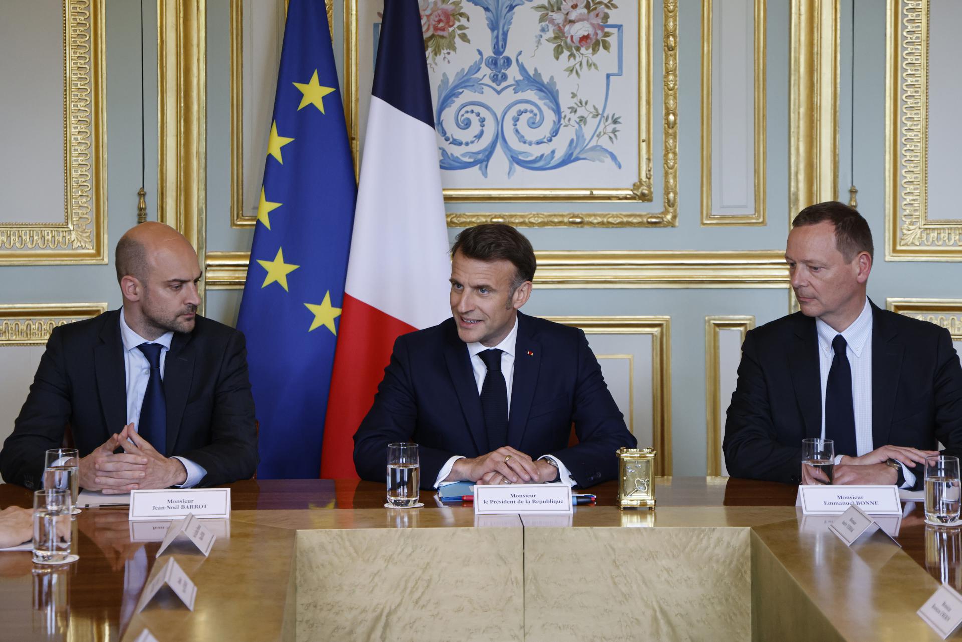 El presidente francés Emmanuel Macron (C) habla flanqueado por el ministro de Europa y Asuntos Exteriores de Francia, Jean-Noel Barrot (I), y el asesor diplomático del presidente francés, Emmanuel Bonne, durante una reunión diplomática con el jefe de la Oficina Presidencial de Ucrania, el asesor de seguridad nacional del Reino Unido, el enviado especial de EE. UU., el secretario de Estado de EE. UU. y el asesor de seguridad nacional de Alemania en el palacio presidencial del Elíseo en París, Francia, el 17 de abril de 2025. El Secretario de Estado de EE. UU. visitó París para reunirse con el Presidente francés sobre la elaboración de un alto el fuego en Ucrania, mientras Washington y Europa buscan puntos en común para poner fin a la lucha. Altos funcionarios ucranianos también estaban en la capital francesa para reunirse con delegaciones de la UE y de EE. UU. (France, Germany, Ukraine) EFE/EPA/LUDOVIC MARIN / POOL MAXPPP FUERA