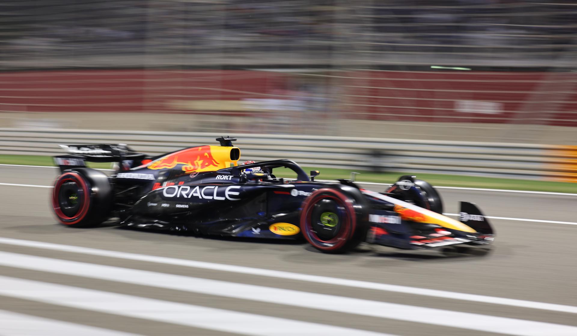 SAKHIR (Bahrain), 11/04/2025.- El neerlandés Max Verstappen (Red Bull), cuáruple campeón mundial de Fórmula Uno, este viernes en la jornada de entrenamientos libres para el Gran Premio de Baréin, el cuarto del año. EFE/EPA/ALI HAIDER