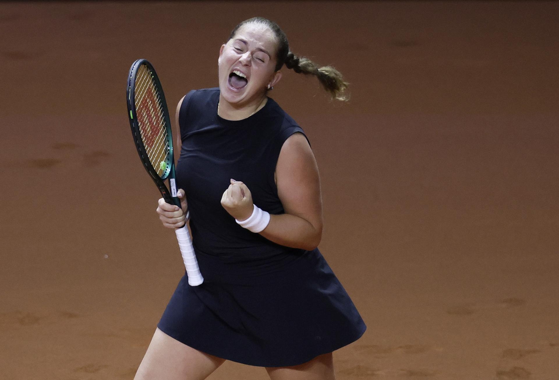 La letona Jelena Ostapenko celebra su victoria sobre Aryna Sabalenka. EFE/RONALD WITTEK