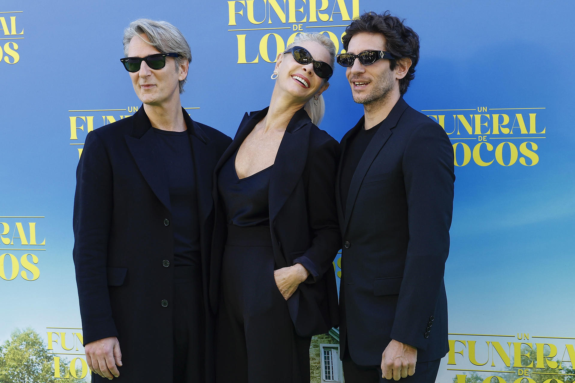 Los actores Quim Gutiérrez (d), Ernesto Alterio (i) y Belén Rueda posan durante la presentación de la comedia 'Un funeral de locos', que se estrenará el 11 de abril en salas. EFE/ J.P. Gandul